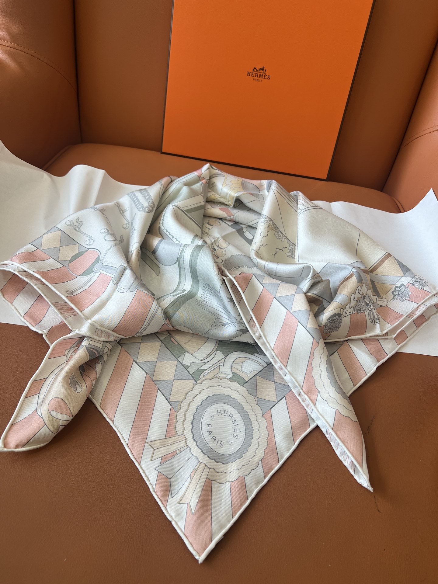 价格：（不含包装）
Hermès “小马驿站”90双面方巾
探索这款别具一格、双面可戴的两用方巾。通过创