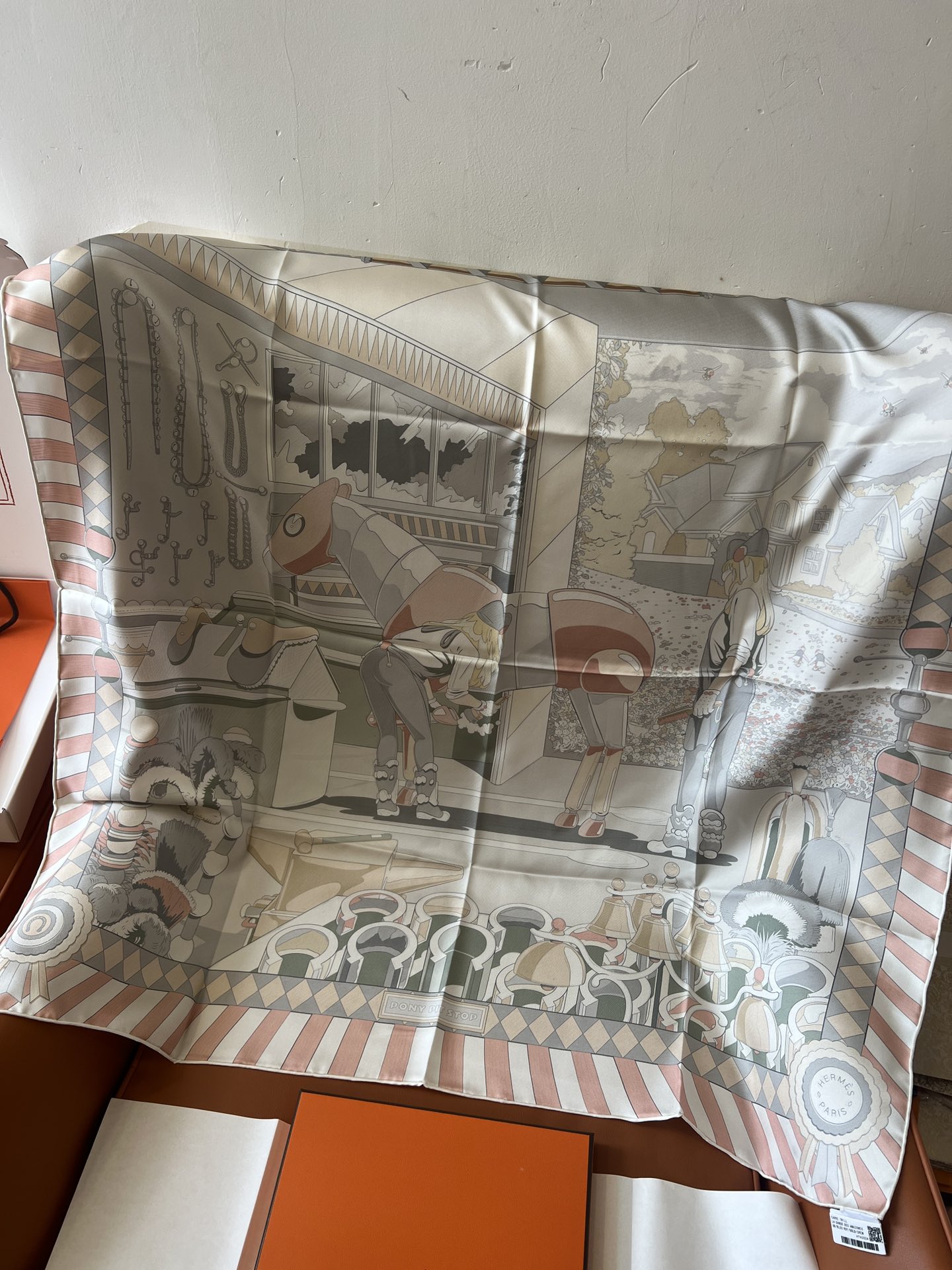 价格：（不含包装）
Hermès “小马驿站”90双面方巾
探索这款别具一格、双面可戴的两用方巾。通过创