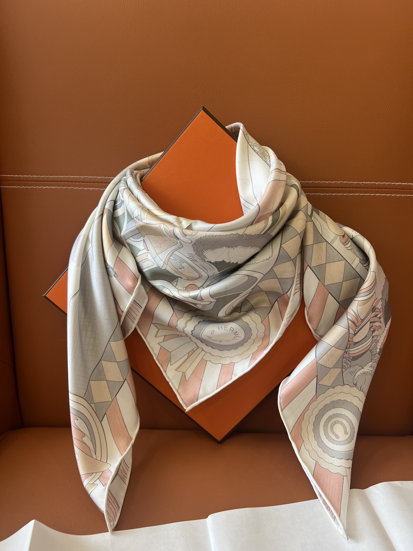 价格：（不含包装）
Hermès “小马驿站”90双面方巾
探索这款别具一格、双面可戴的两用方巾。通过创