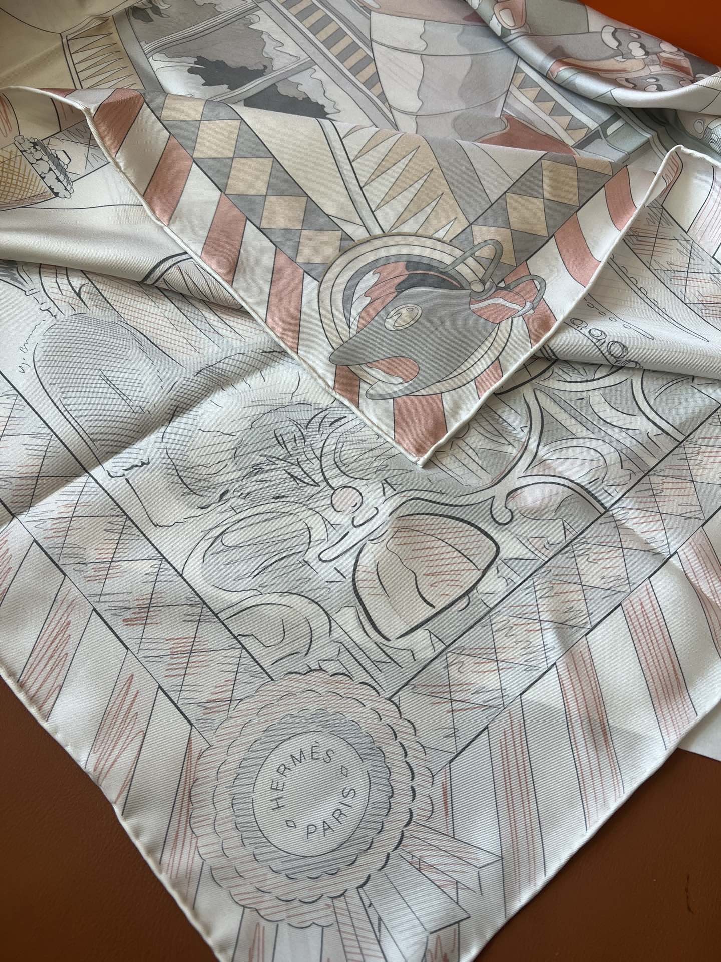价格：（不含包装）
Hermès “小马驿站”90双面方巾
探索这款别具一格、双面可戴的两用方巾。通过创