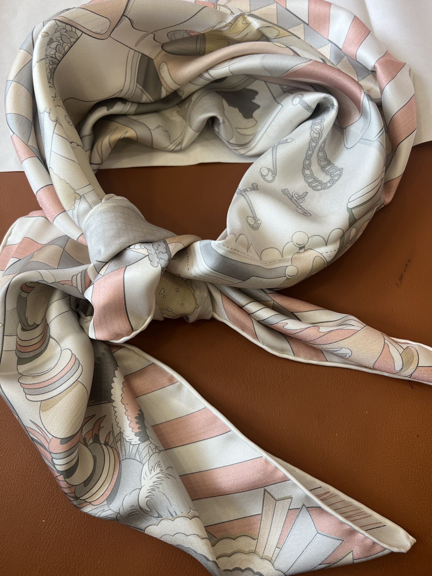 价格：（不含包装）
Hermès “小马驿站”90双面方巾
探索这款别具一格、双面可戴的两用方巾。通过创