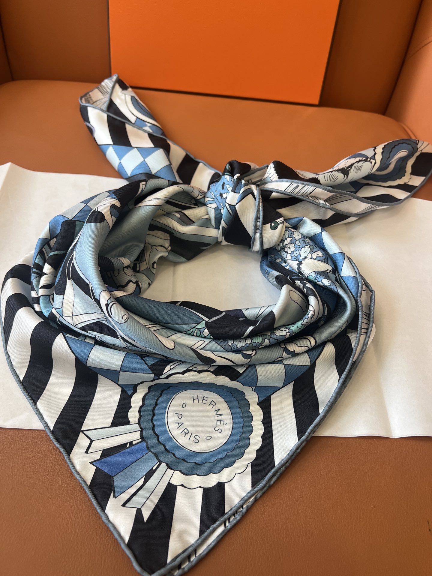 价格：（不含包装）
Hermès “小马驿站”90双面方巾
探索这款别具一格、双面可戴的两用方巾。通过创