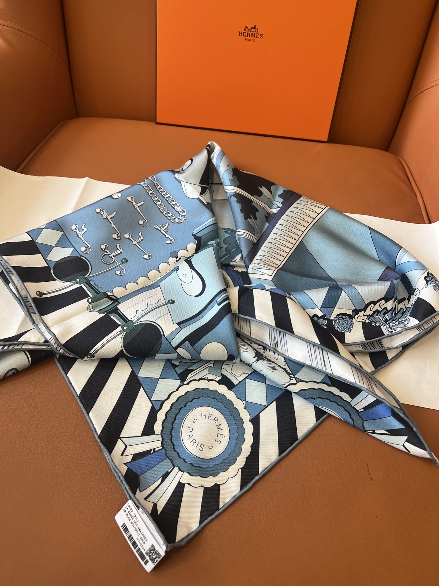 价格：（不含包装）
Hermès “小马驿站”90双面方巾
探索这款别具一格、双面可戴的两用方巾。通过创