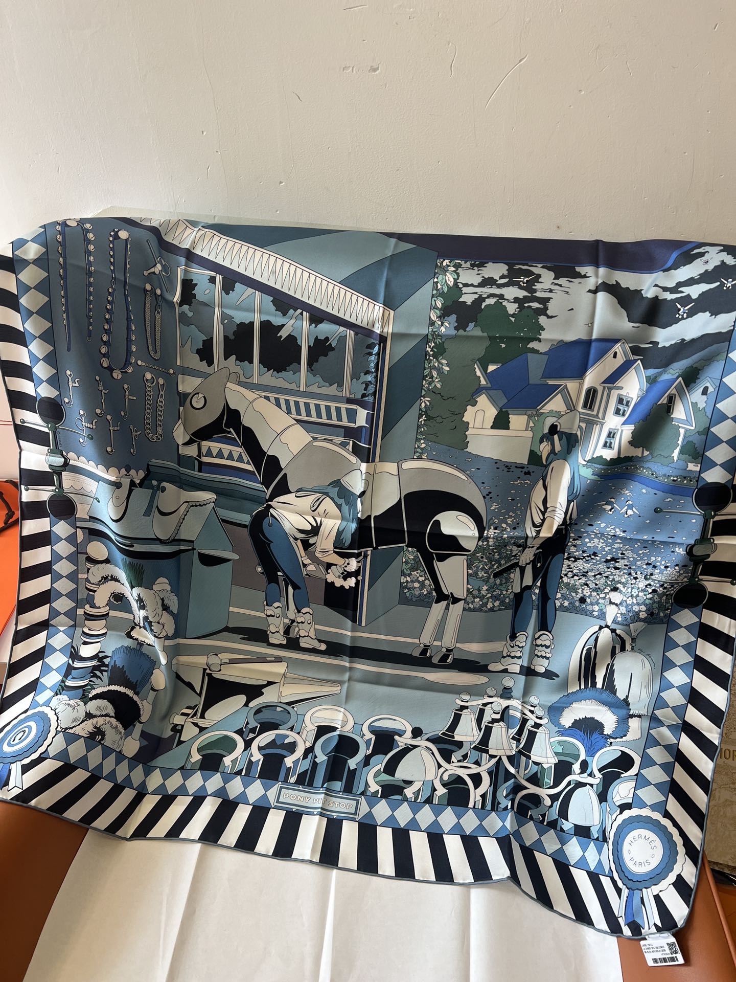 价格：（不含包装）
Hermès “小马驿站”90双面方巾
探索这款别具一格、双面可戴的两用方巾。通过创