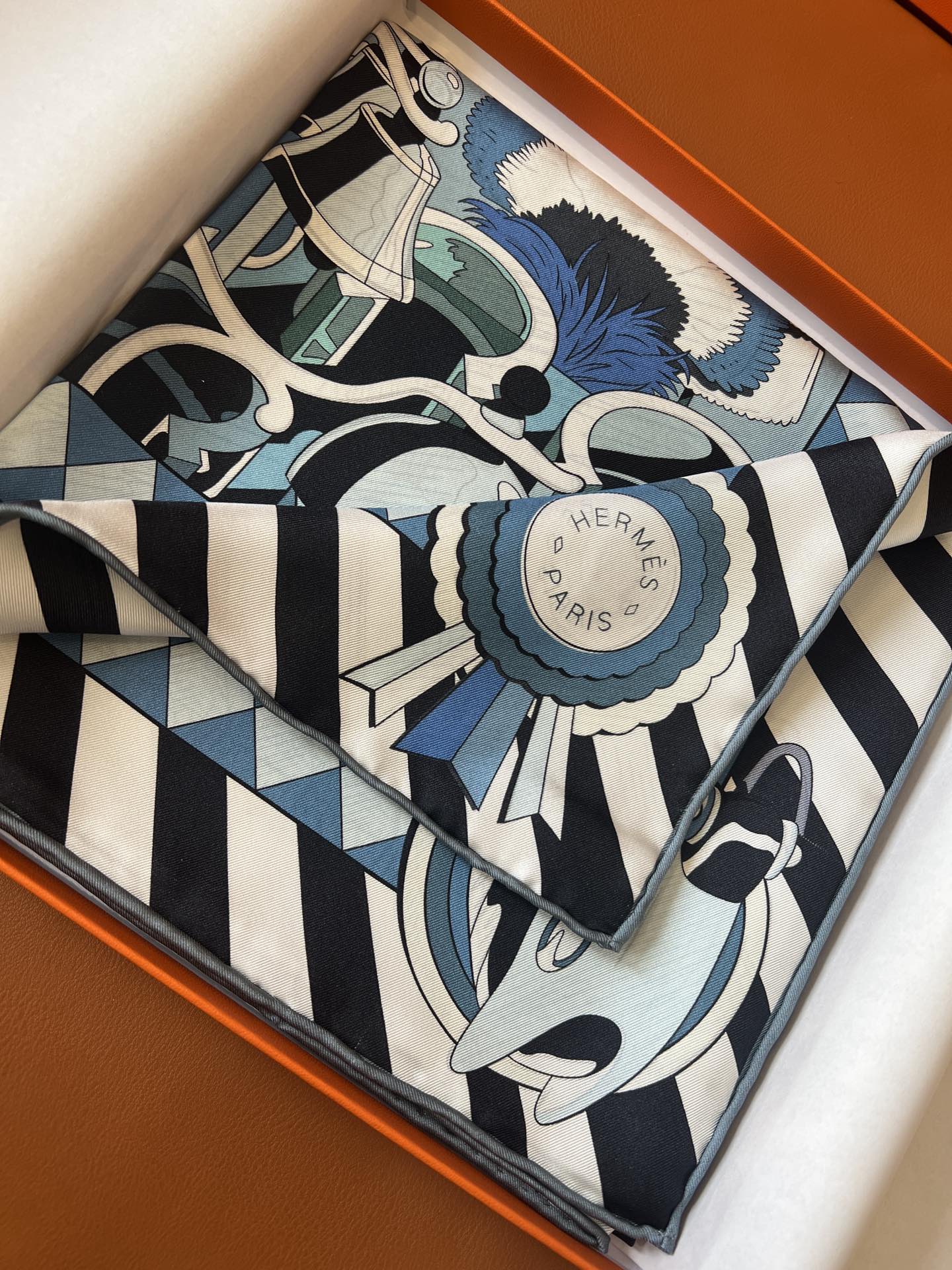 价格：（不含包装）
Hermès “小马驿站”90双面方巾
探索这款别具一格、双面可戴的两用方巾。通过创