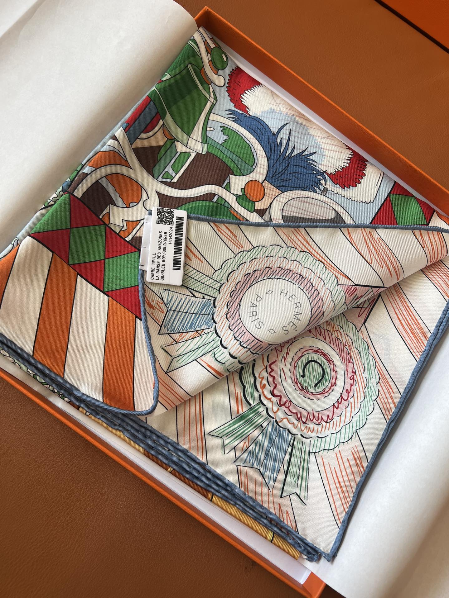 价格：（不含包装）
Hermès “小马驿站”90双面方巾
探索这款别具一格、双面可戴的两用方巾。通过创