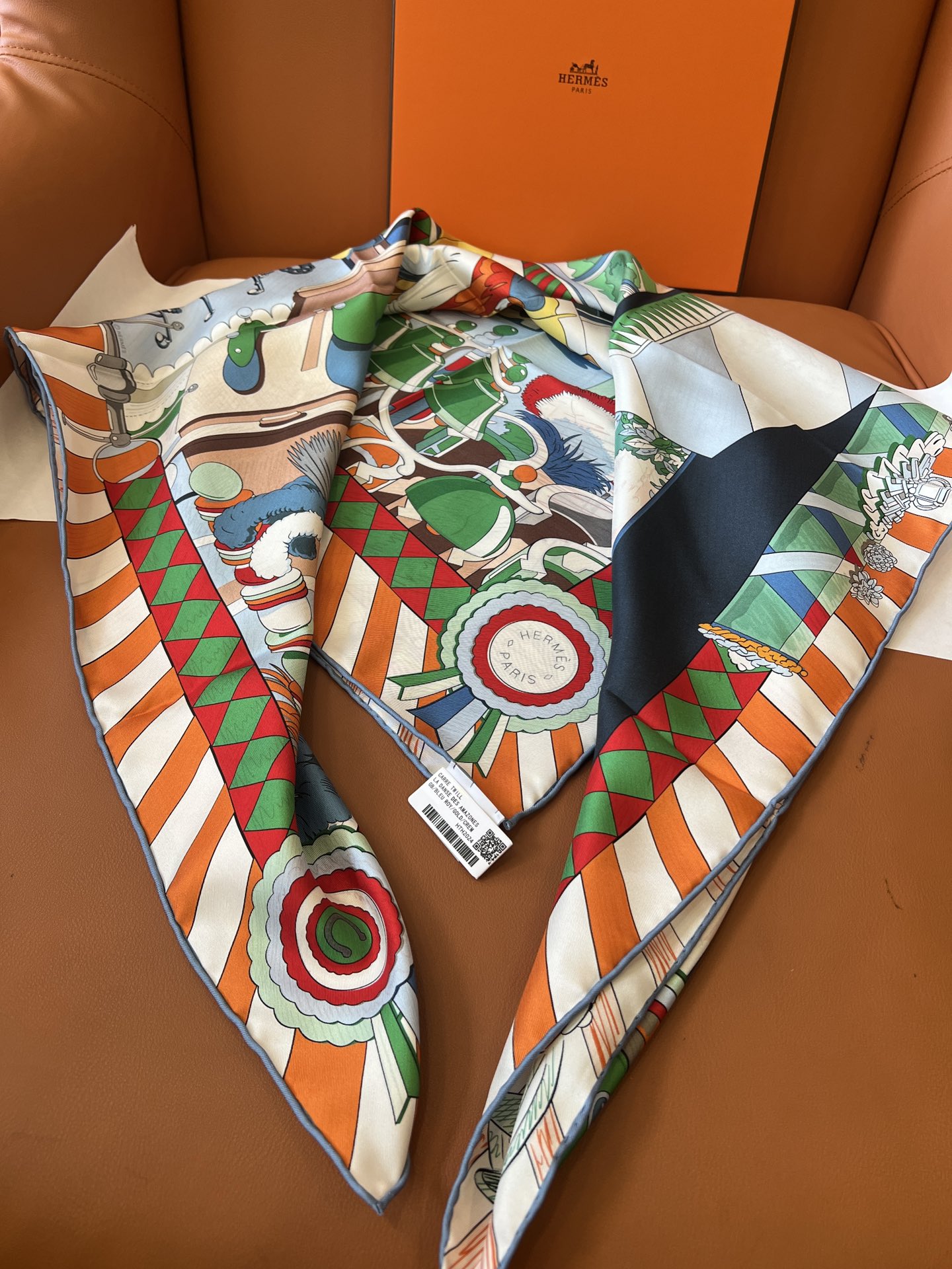 价格：（不含包装）
Hermès “小马驿站”90双面方巾
探索这款别具一格、双面可戴的两用方巾。通过创
