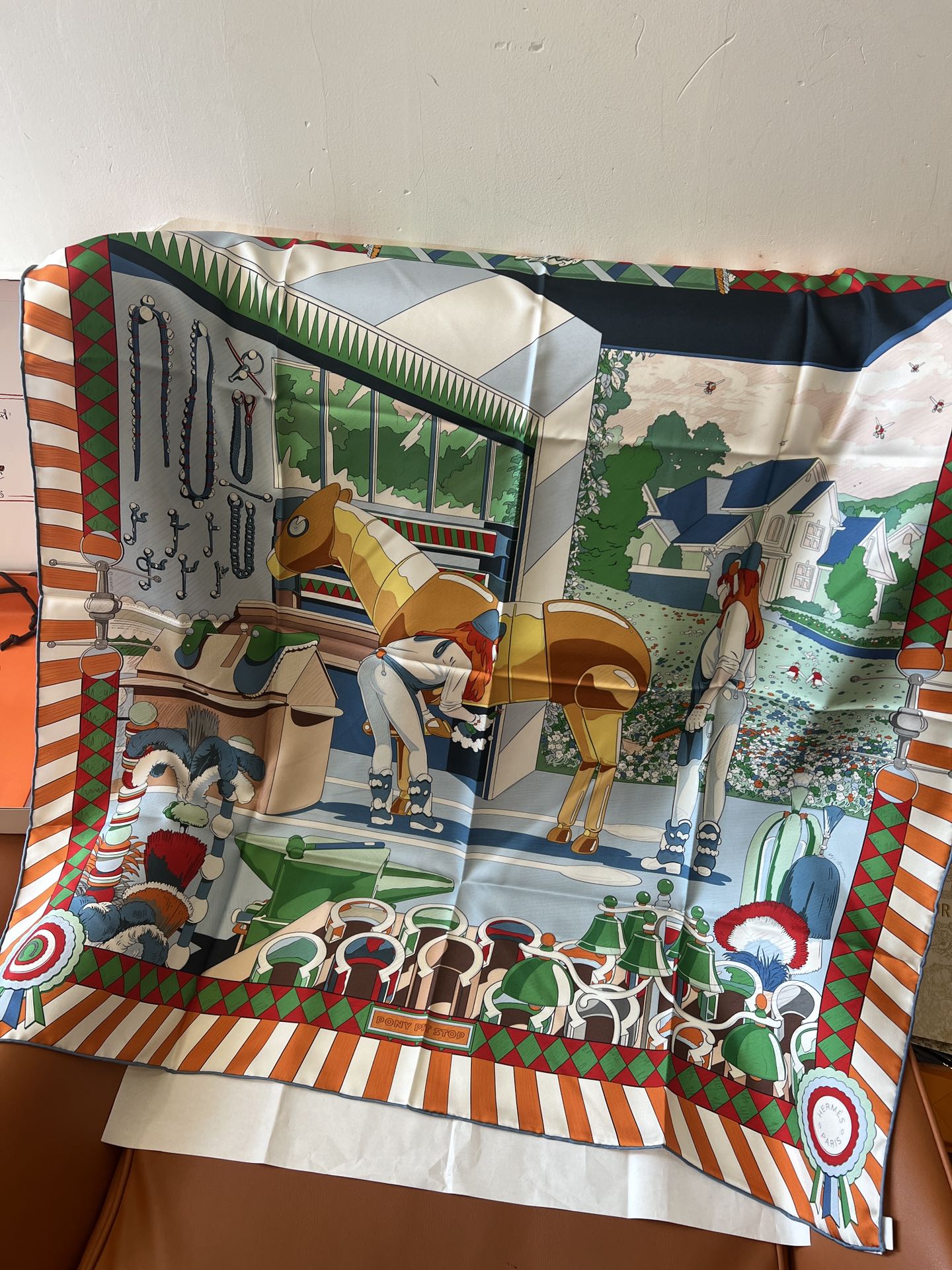价格：（不含包装）
Hermès “小马驿站”90双面方巾
探索这款别具一格、双面可戴的两用方巾。通过创