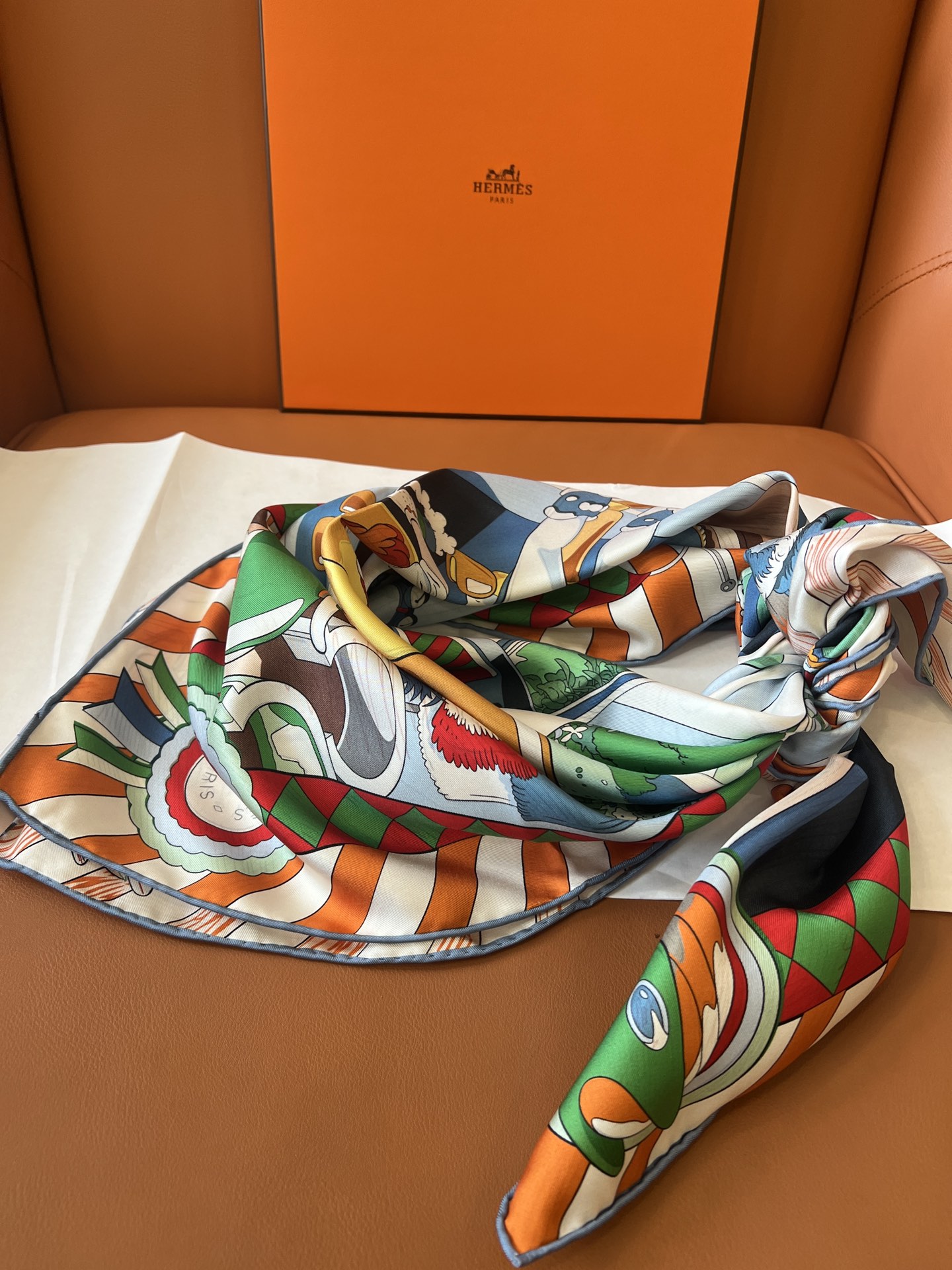 价格：（不含包装）
Hermès “小马驿站”90双面方巾
探索这款别具一格、双面可戴的两用方巾。通过创