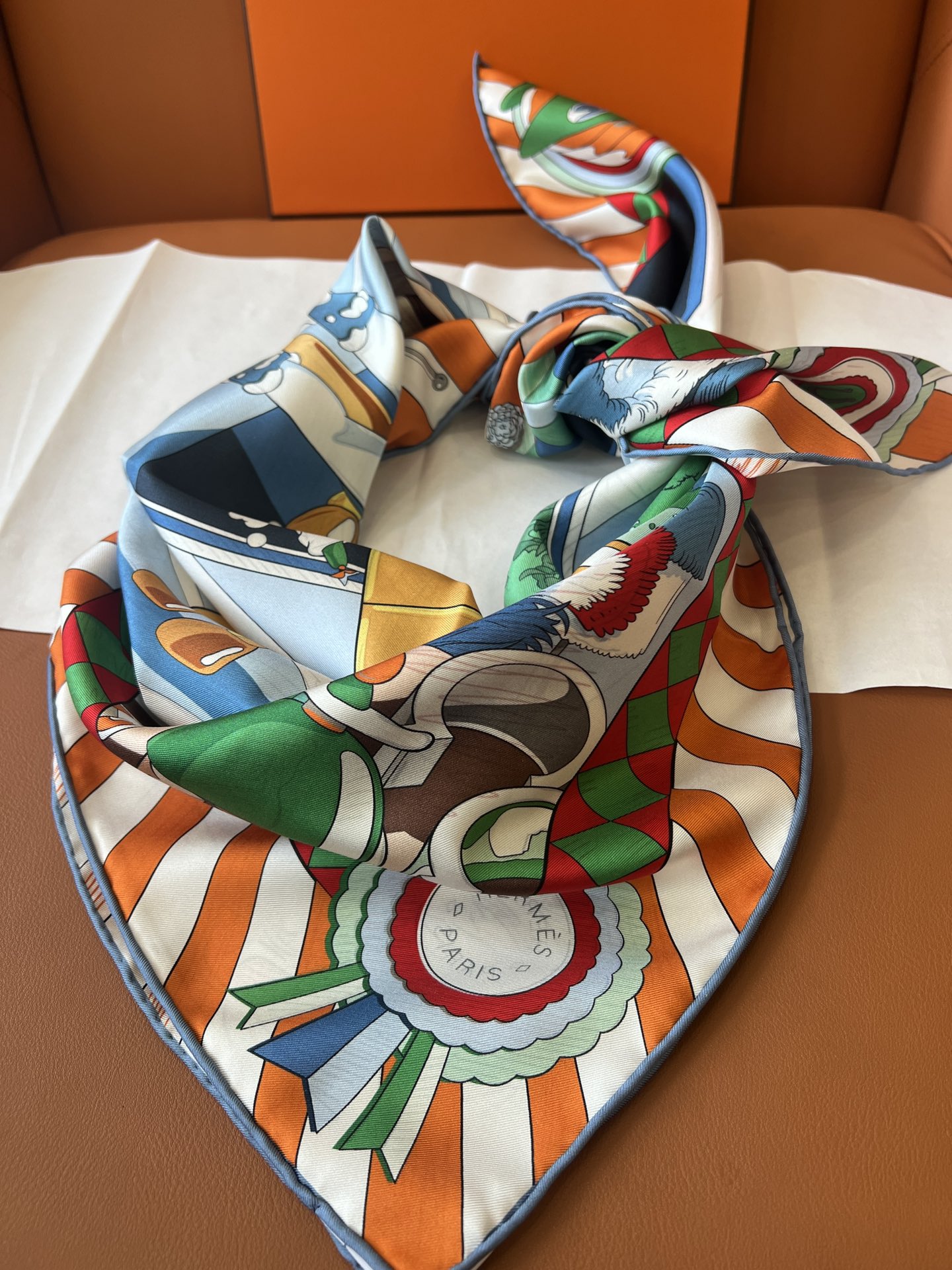 价格：（不含包装）
Hermès “小马驿站”90双面方巾
探索这款别具一格、双面可戴的两用方巾。通过创