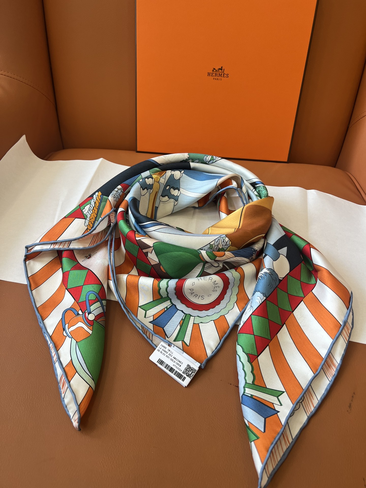 价格：（不含包装）
Hermès “小马驿站”90双面方巾
探索这款别具一格、双面可戴的两用方巾。通过创