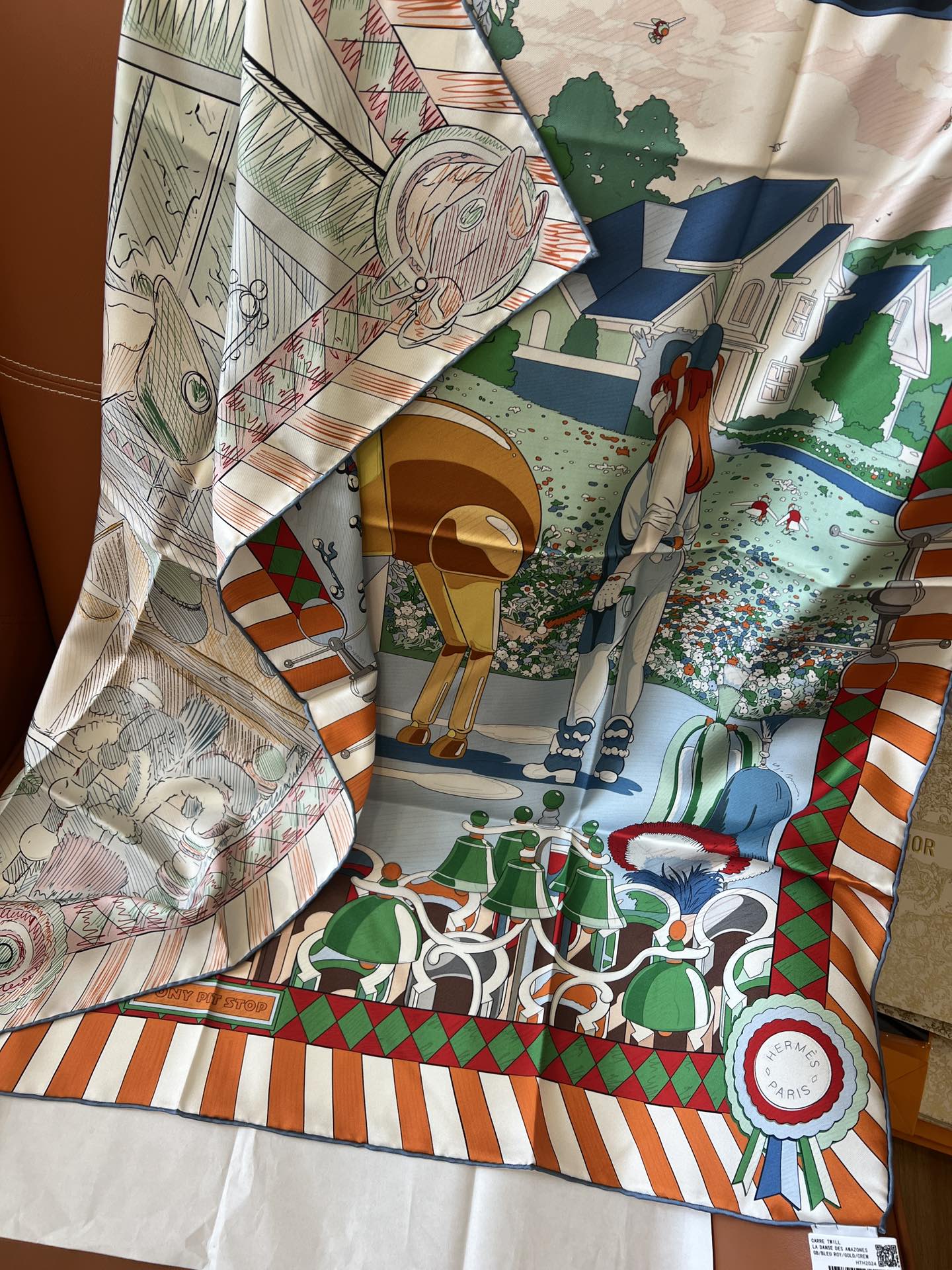 价格：（不含包装）
Hermès “小马驿站”90双面方巾
探索这款别具一格、双面可戴的两用方巾。通过创