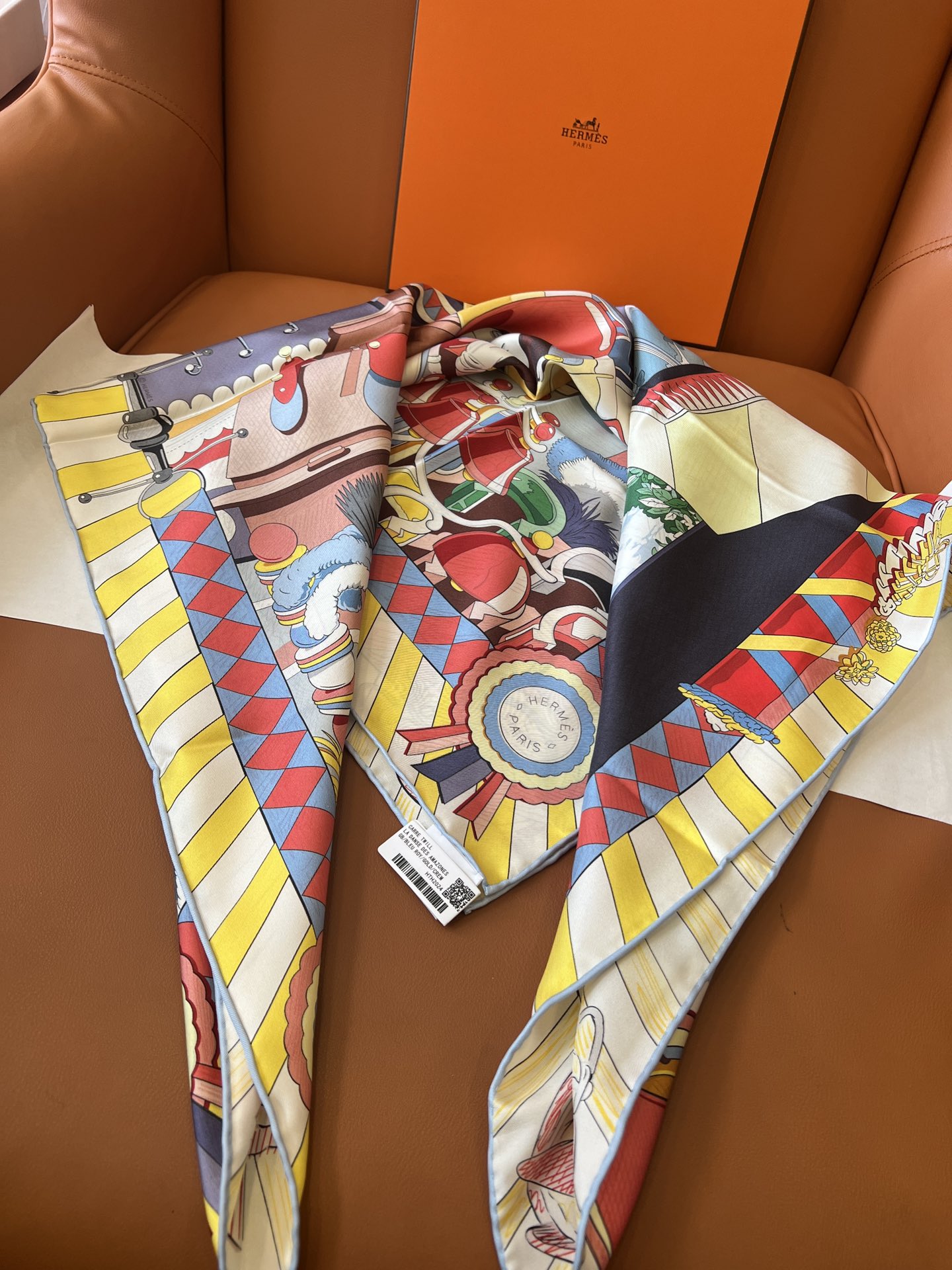 价格：（不含包装）
Hermès “小马驿站”90双面方巾
探索这款别具一格、双面可戴的两用方巾。通过创