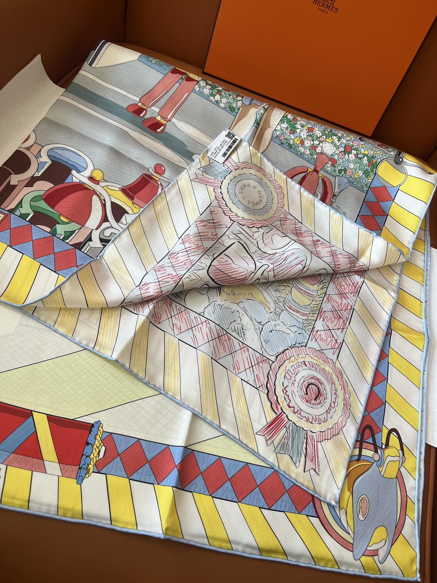 价格：（不含包装）
Hermès “小马驿站”90双面方巾
探索这款别具一格、双面可戴的两用方巾。通过创