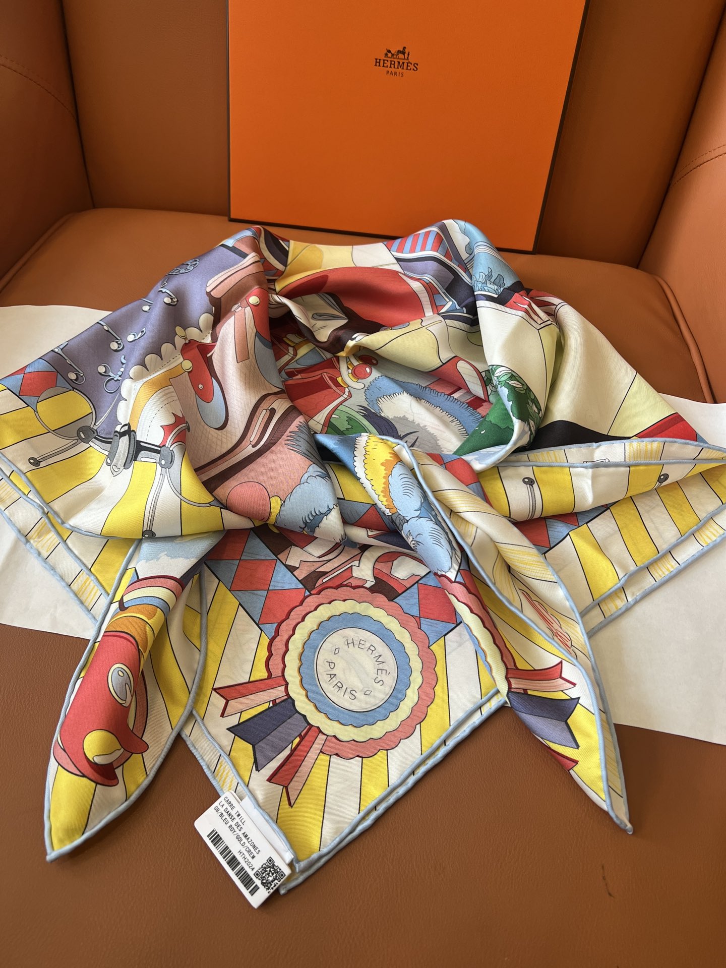价格：（不含包装）
Hermès “小马驿站”90双面方巾
探索这款别具一格、双面可戴的两用方巾。通过创