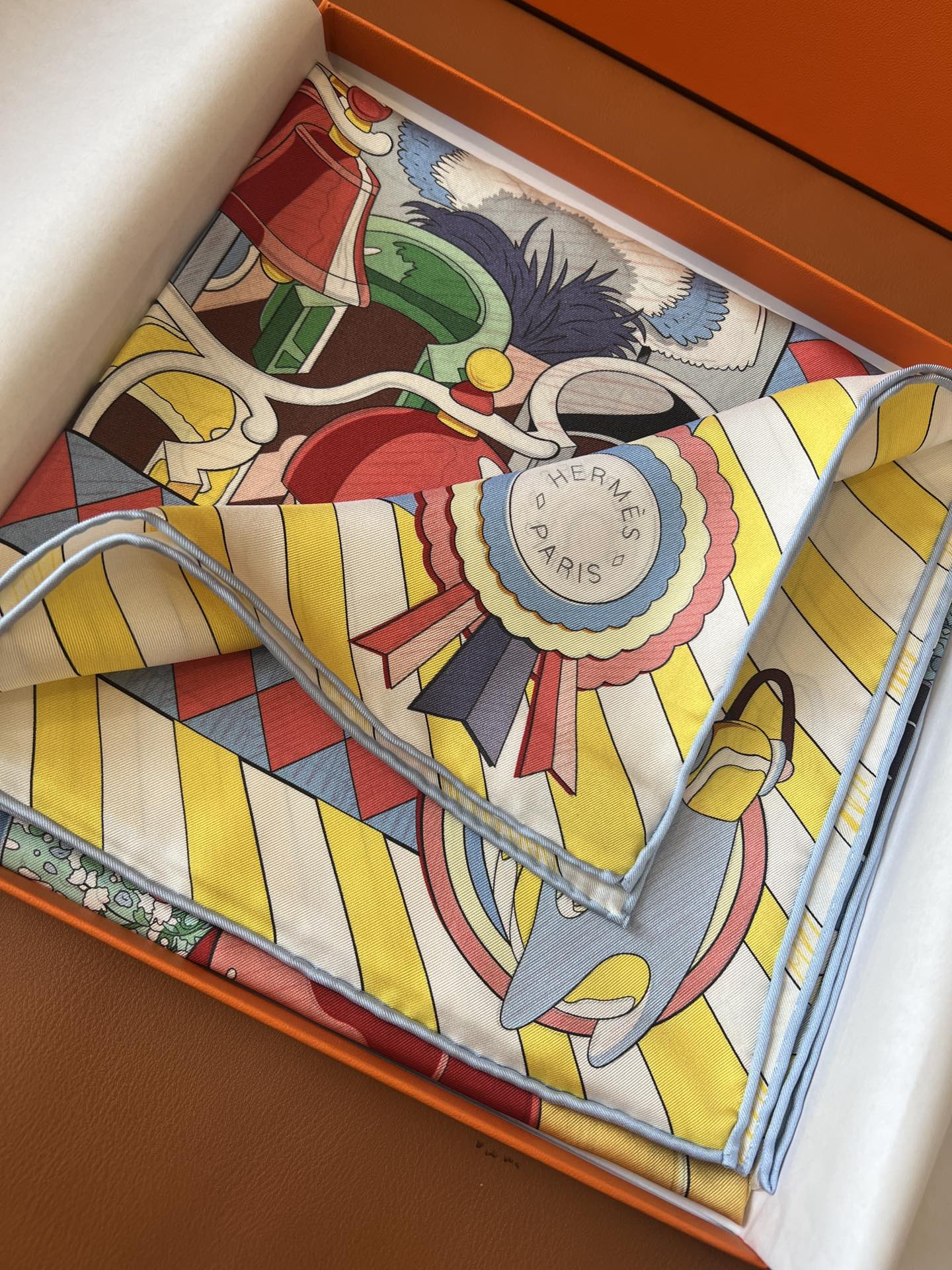 价格：（不含包装）
Hermès “小马驿站”90双面方巾
探索这款别具一格、双面可戴的两用方巾。通过创