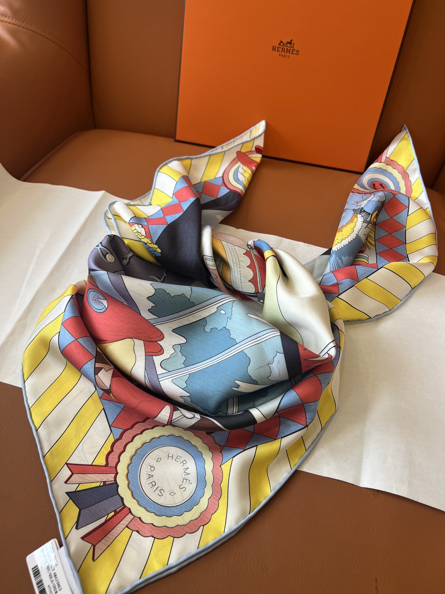 价格：（不含包装）
Hermès “小马驿站”90双面方巾
探索这款别具一格、双面可戴的两用方巾。通过创