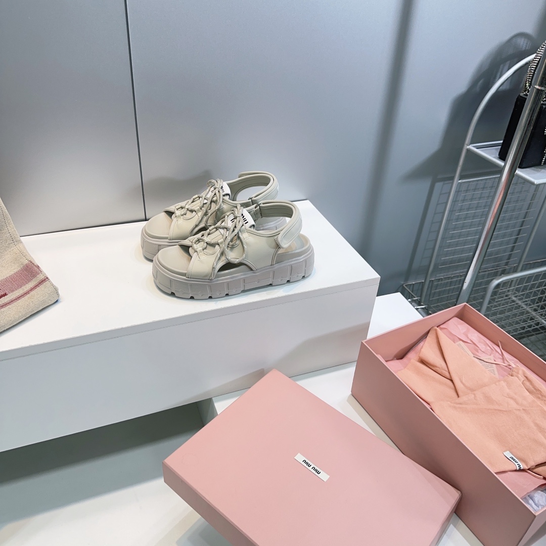 NO:405349,High quality!  Top quality Miu Miu Miu 25 spring and summer new water table thick-soled lace-up sandals!  The new Miao family model has been cheated this year. It looks good. It not only increases the height but also has a heavy sole. This shoe is highly recommended to wear. It is also very easy to wear. The upper is imported Lycra spliced ​​sheepskin. The original water table combination Ev foamed sole is light and comfortable. Size: 34-40 (34.40 is not returned or exchanged) Sole thickness: about 5cm. With original packaging, sandals, miumiu, sandals, sheepskin19860909高品质！顶级品质Miu Miu 缪缪 25春夏新款水台厚底系带凉鞋！ 缪家新款今年设计师开挂啦 好好看 不仅增高 底也不沉 这款鞋子强烈推荐上脚 也太好穿了吧 鞋面原版进口莱卡拼接羊皮 原版水台组合Ev发泡大底 轻便舒适 码数:34-40（34.40定不退换） 底厚:约5cm 配原版包装,凉鞋,miumiu,sandals,sheepskin,Women's Shoes