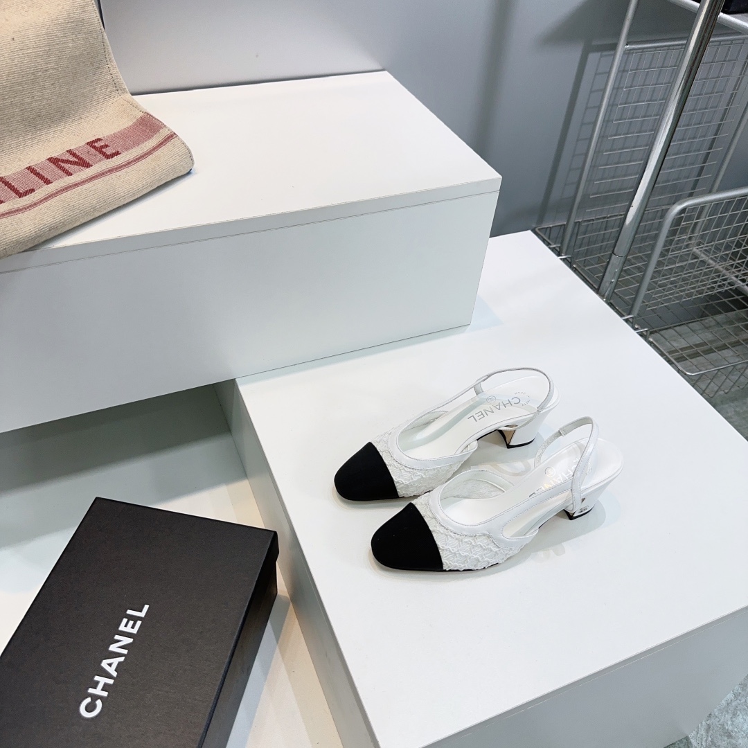 NO:405353,High quality!  The original single top level!  Welcome to compare!  Chanel Xiaoxiang classic retro ballet empty sandals!  New color Flat bottom/middle heel!  Original version purchased and developed!  The original version has the same style and color texture!  Classic work! Fans must not miss it!  The two-color design is simple and exquisite, the square toe is generous and elegant, visually elongating the leg lines, the color of the toe creates a color difference, the rear lace-up design is simple and elegant, a pair of classic styles that can be worn for a hundred years is worth entering!! Imported upper mixed-bred sheepskin splicing original special material Inner footbed mixed-bred sheepskin imported from Italy The original color genuine leather outsole Heel height: 2cm/ 6.5cm Size: 35-42 (40 41 42 Customized and non-returned) With original packaging, sandals, chanel, sandals, sheepskin, Leather soles19860909高品质！原单顶级！欢迎对比！chanel小香经典复古芭蕾舞后空凉鞋！新色 平底/中跟！原版购入开发！版型、颜色质感原版一致！ 经典之作!香粉们一定不能错过哦！双色设计简约精美,方头大方气质,从视觉上拉长腿部线条,鞋头颜色产生了色差感,后系带设计简洁优雅,一双能穿百年的经典款,值得一入!! 鞋面进口混种羊皮拼接原版特殊材料 内里垫脚混种羊皮 意大利进口原色真皮大底 跟高:2cm/ 6.5cm 码数:35-42（40 41 42 定制不退换） 配原版包装,凉鞋,chanel,sandals,sheepskin,Leather soles,Women's Shoes