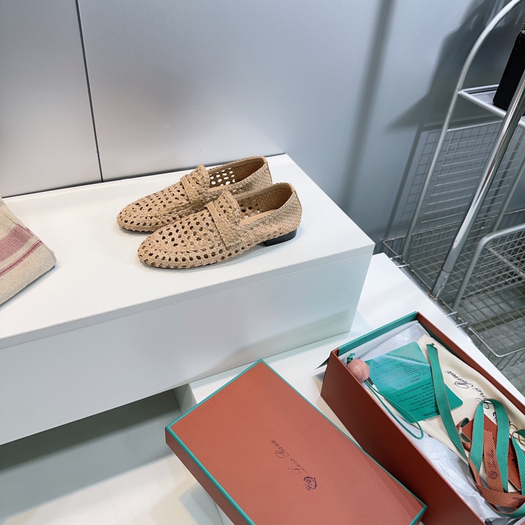 NO:406305,High quality!  Top quality purchasing level!  Loro Piana LP 45 spring and summer new cowhide hand-woven hollow loafers old-fashioned retro shoes!  The design of Leon Loafers is inspired by the iconic Summer Charm style and is equipped with exquisite leather soles, which is ideal for warm seasons. Each pair of shoes is handcrafted by craftsmen and has a half-bag structure to provide the wearer with an extraordinary and comfortable experience. Due to the handmade craftsmanship, each piece may be slightly different in detail. The upper has a mat texture and an open design is elegant and transparent. The upper is customized with pure handmade cowhide and super heavy industry!  Inner footbed water dyed cowhide Italian imported leather outsole Size: 35-41 (40.41 custom made without return) With original packaging, loafers, loro piana, loro piana, loafers, cowhide, Leather soles19860909高品质！顶级品质代购级别！Loro Piana 诺悠翩雅 LP 45春夏新款牛皮手工编织镂空乐福鞋老钱风复古单鞋！ Leon乐福鞋的设计灵感源自标志性Summer Charm款式,配有精致的皮革鞋底,是温暖季节的理想之选.每一双鞋均由工匠手工打造,采用半袋式结构,为穿着者提供卓越非凡的舒适体验.由于采用手工匠制工艺,每件作品在细节上可能略有不同.鞋面呈现席纹纹理,开放式设计优雅通透. 鞋面定制纯手工牛皮编织 超重工！ 内里垫脚水染牛皮 意大利进口真皮大底 码数:35-41（40.41定做不退换） 配原版包装,乐福鞋,loro piana,loro piana,loafers,cowhide,Leather soles,Women's Shoes