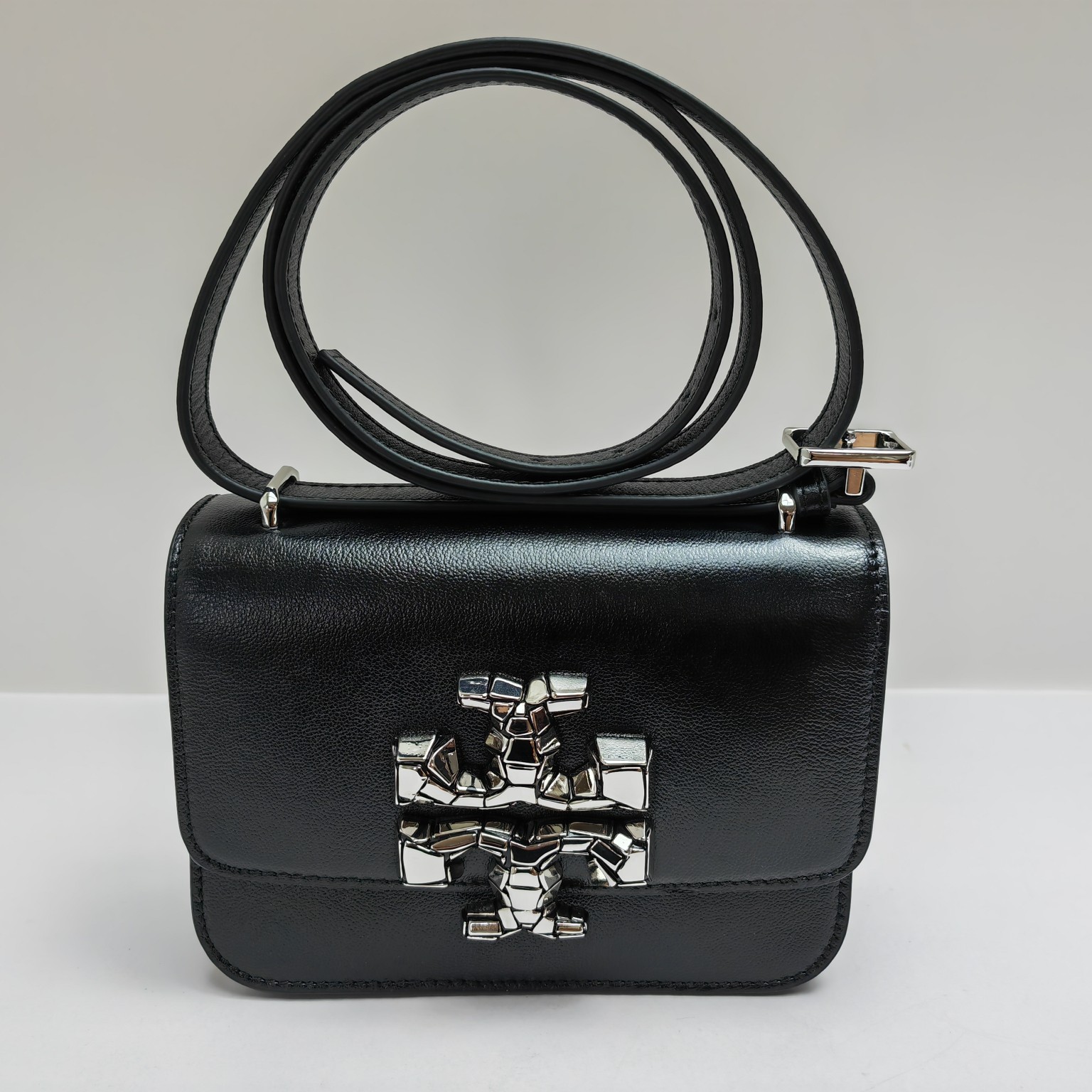 Tory Burch ～426# 包款全新设计光滑金属饰件 头层牛皮 尽显盒子包的简约线条 工艺精湛 轻松携带