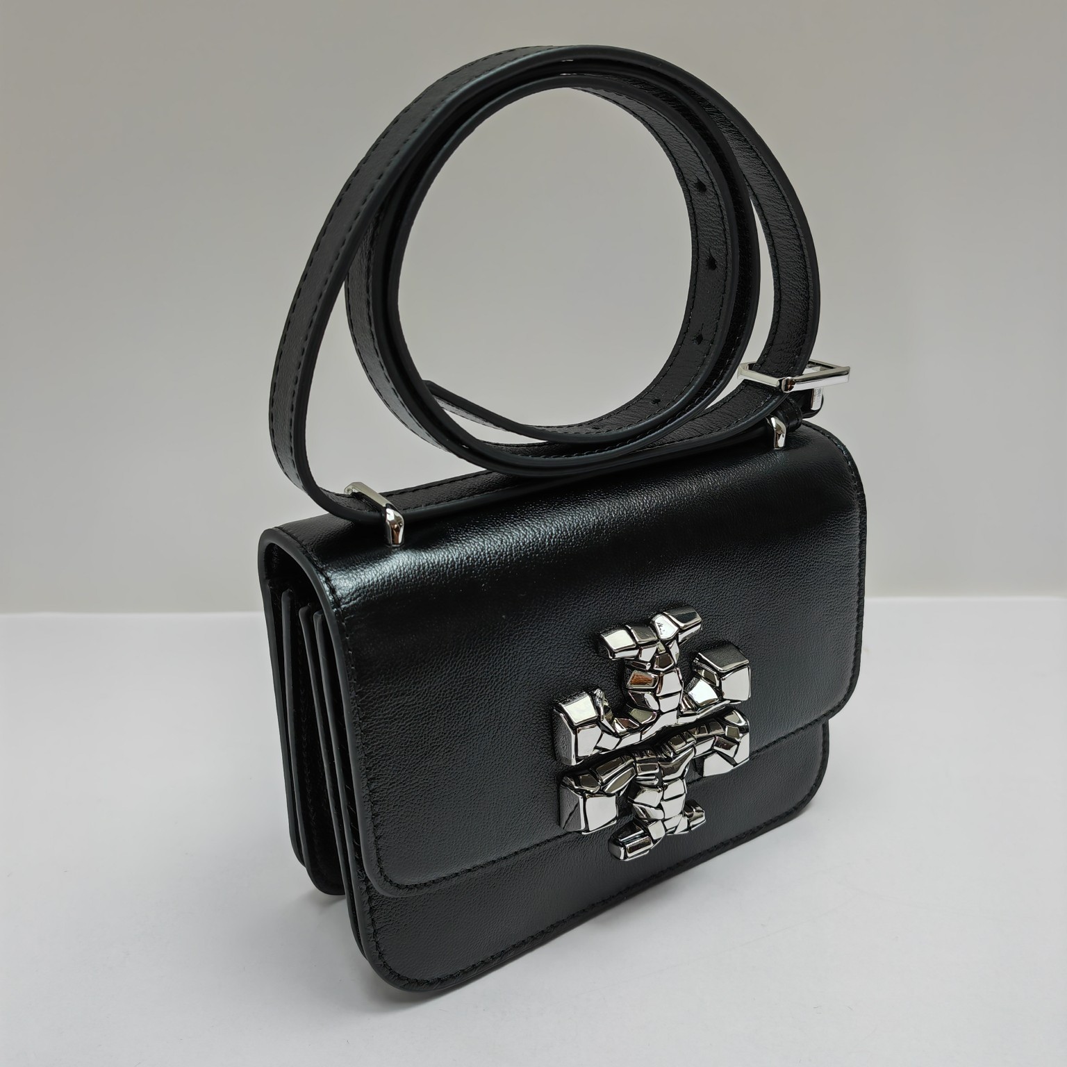 Tory Burch ～426# 包款全新设计光滑金属饰件 头层牛皮 尽显盒子包的简约线条 工艺精湛 轻松携带