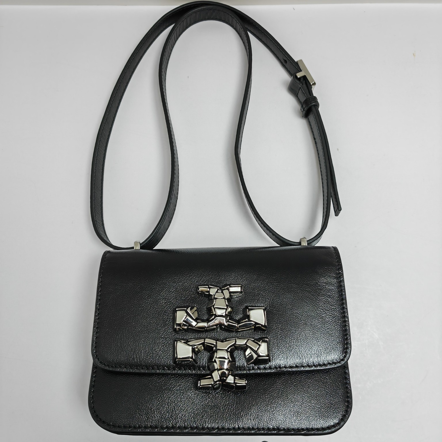 Tory Burch ～426# 包款全新设计光滑金属饰件 头层牛皮 尽显盒子包的简约线条 工艺精湛 轻松携带