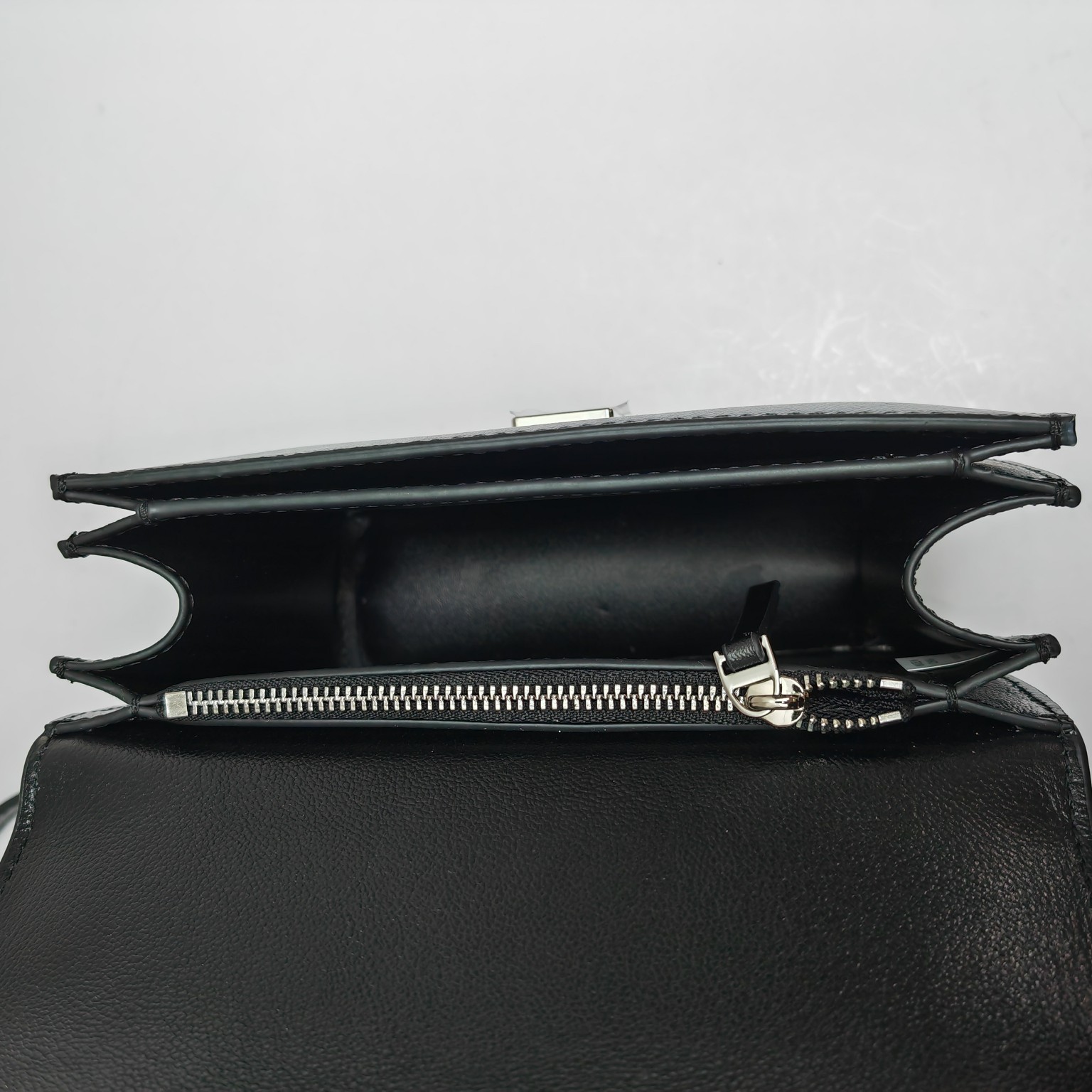 Tory Burch ～426# 包款全新设计光滑金属饰件 头层牛皮 尽显盒子包的简约线条 工艺精湛 轻松携带