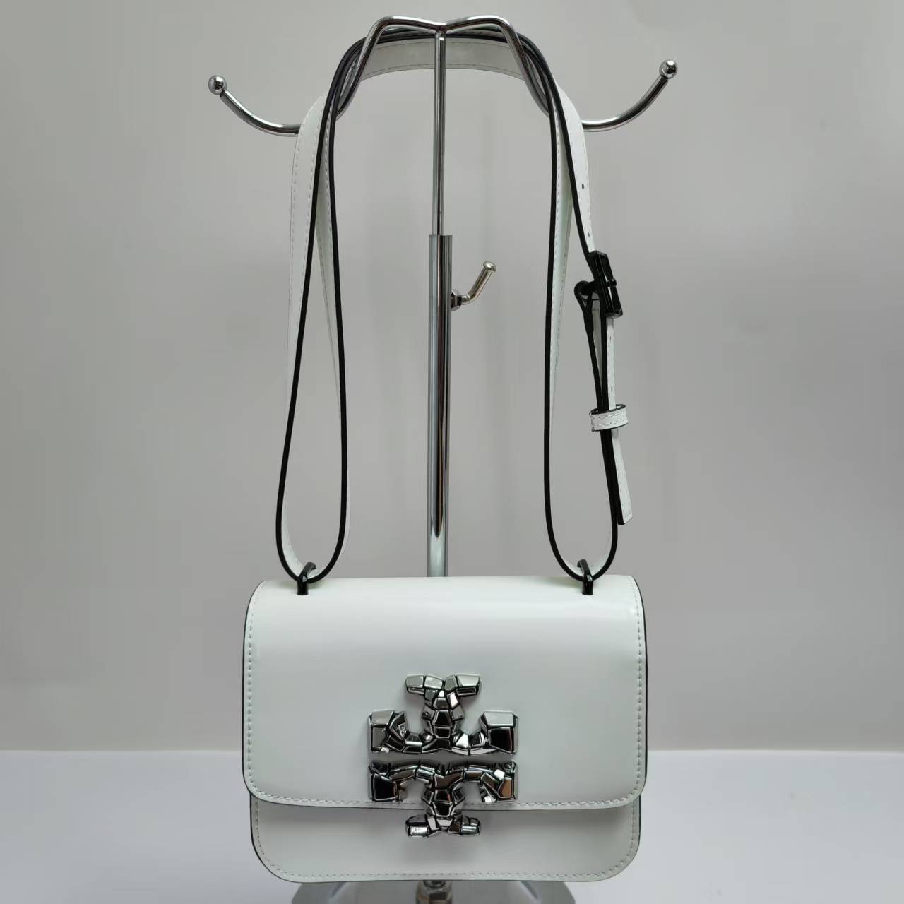Tory Burch ～426# 包款全新设计光滑金属饰件 开边珠材质的 尽显盒子包的简约线条 工艺精湛