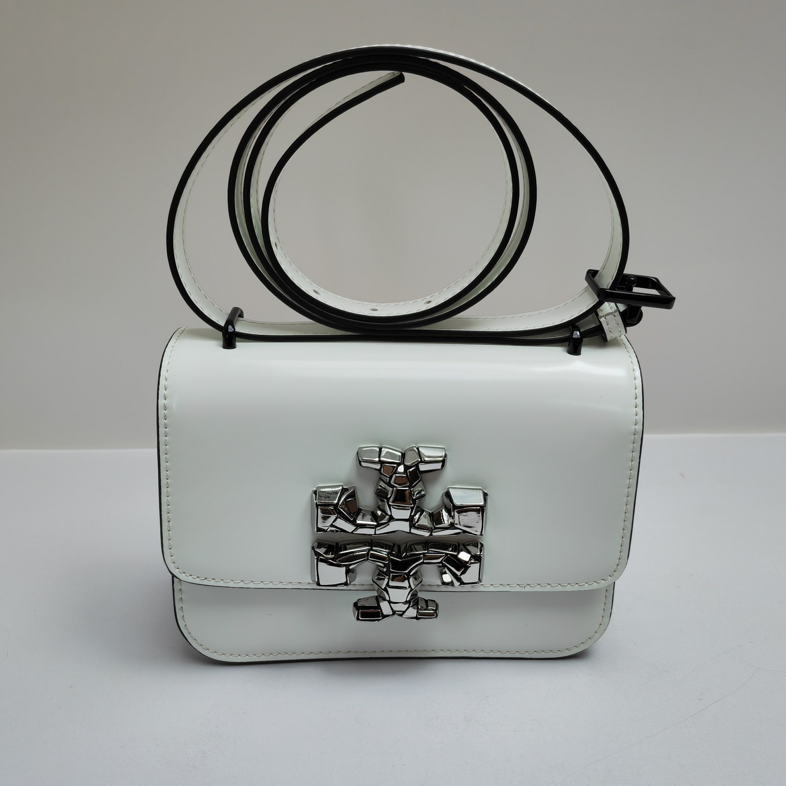 Tory Burch ～426# 包款全新设计光滑金属饰件 开边珠材质的 尽显盒子包的简约线条 工艺精湛