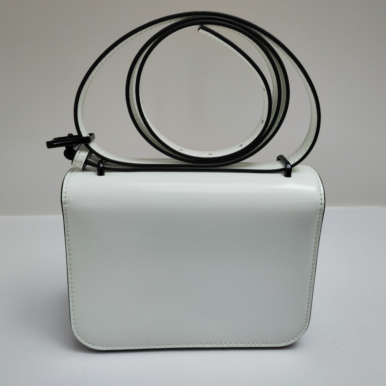 Tory Burch ～426# 包款全新设计光滑金属饰件 开边珠材质的 尽显盒子包的简约线条 工艺精湛