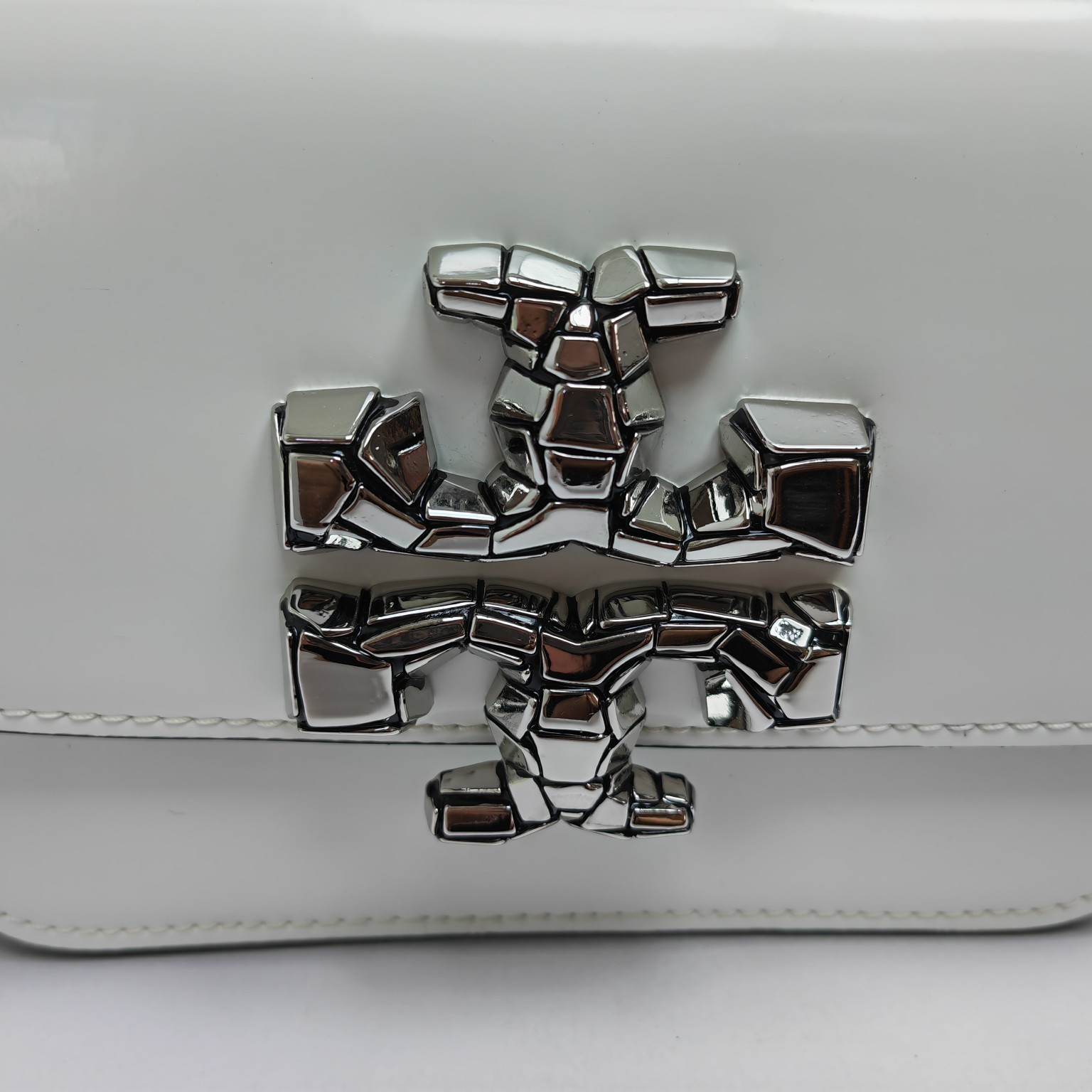 Tory Burch ～426# 包款全新设计光滑金属饰件 开边珠材质的 尽显盒子包的简约线条 工艺精湛