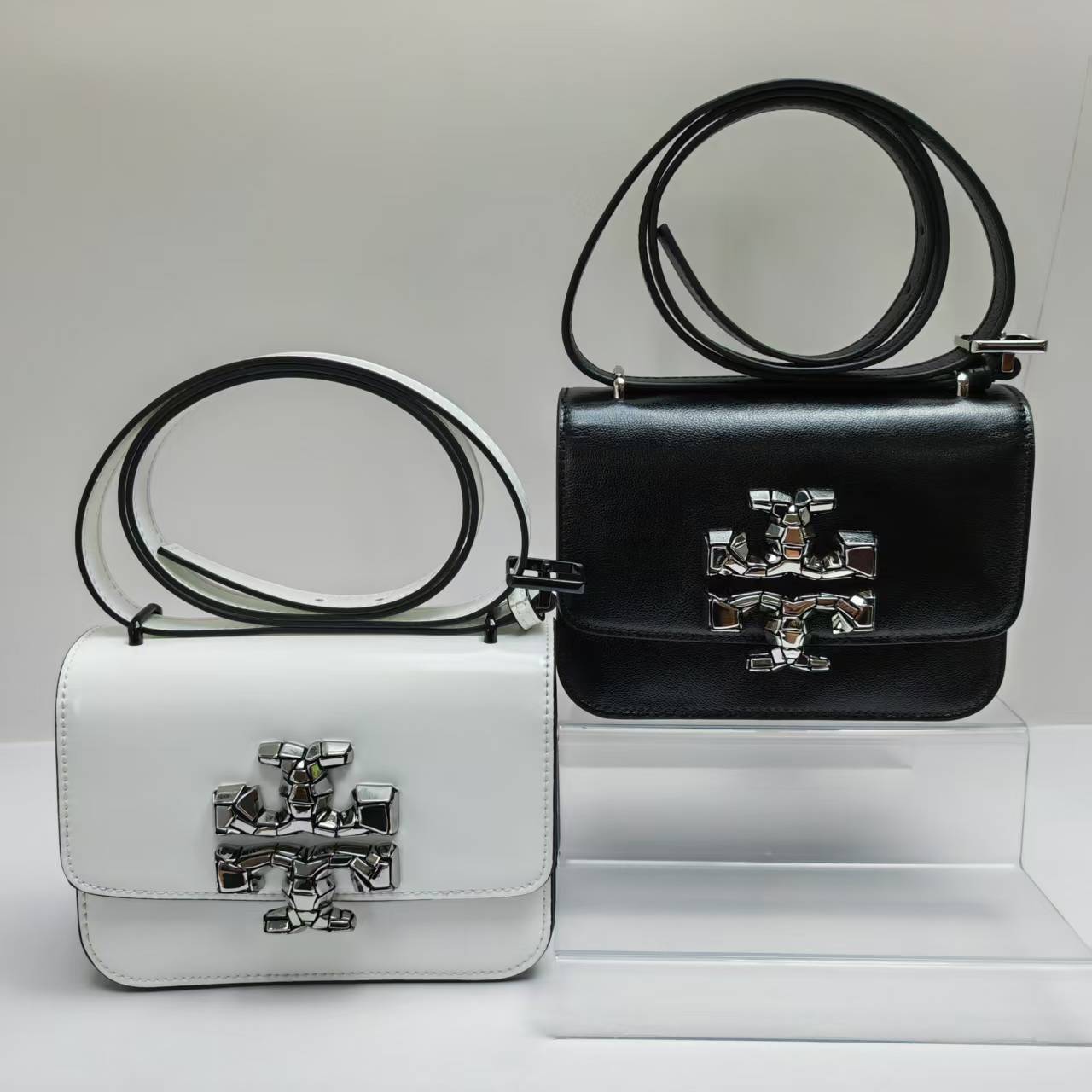 Tory Burch ～426# 包款全新设计光滑金属饰件 开边珠材质的 尽显盒子包的简约线条 工艺精湛