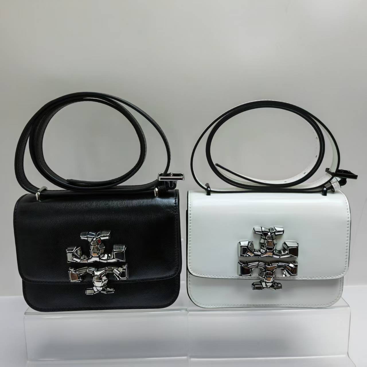 Tory Burch ～426# 包款全新设计光滑金属饰件 开边珠材质的 尽显盒子包的简约线条 工艺精湛