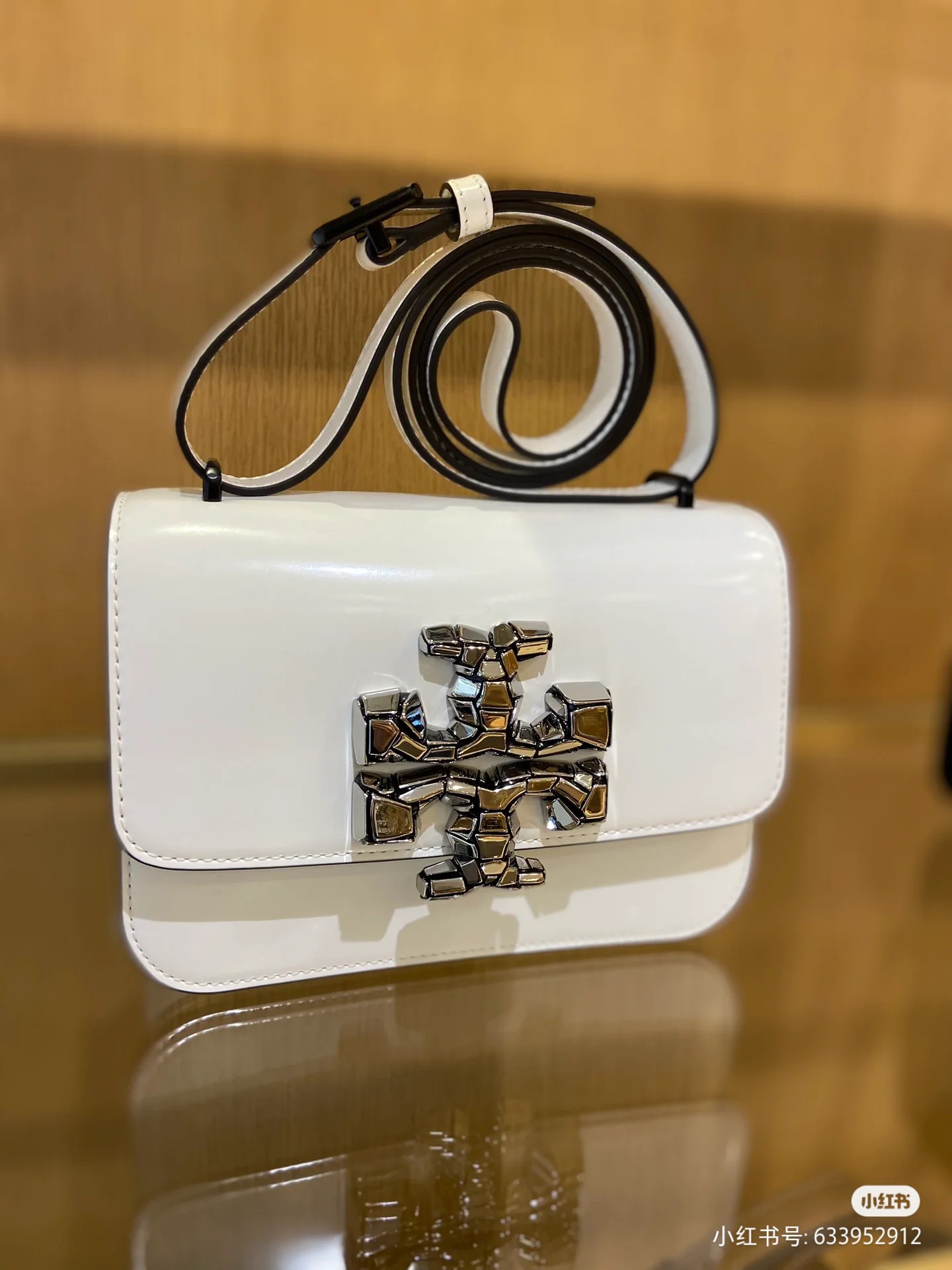 Tory Burch ～426# 包款全新设计光滑金属饰件 开边珠材质的 尽显盒子包的简约线条 工艺精湛