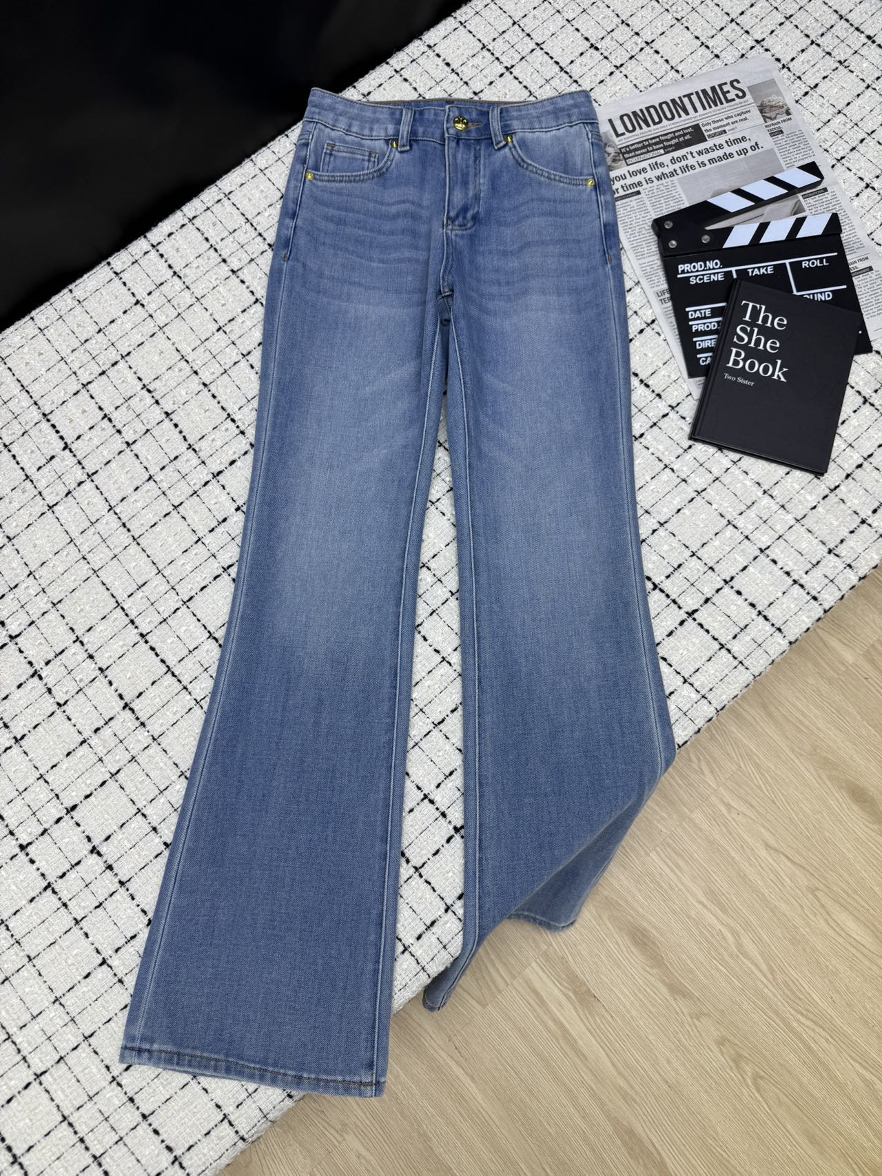 NO:412920,Celin*25ss Back pocket embroidered pattern slightly flared jeans. The slightly flared jeans that you don’t want to take off when you put on your body. Modify the legs and make it look taller and slimmer. It is a versatile slightly flared jeans. The effect is simply awesome and instantly enhances the styling. Two colors 26-27-28-29-30.,,celine,jeans,alexander wang19860909Celin*25ss 后背口袋刺绣图案微喇牛仔裤 穿上身就不想脱下来的微喇裤子 修饰腿型 显高显瘦 是万能的微喇版型 效果简直封神 瞬间提升造型感 两色26-27-28-29-30.,,celine,jeans,alexander wang,Women's clothing