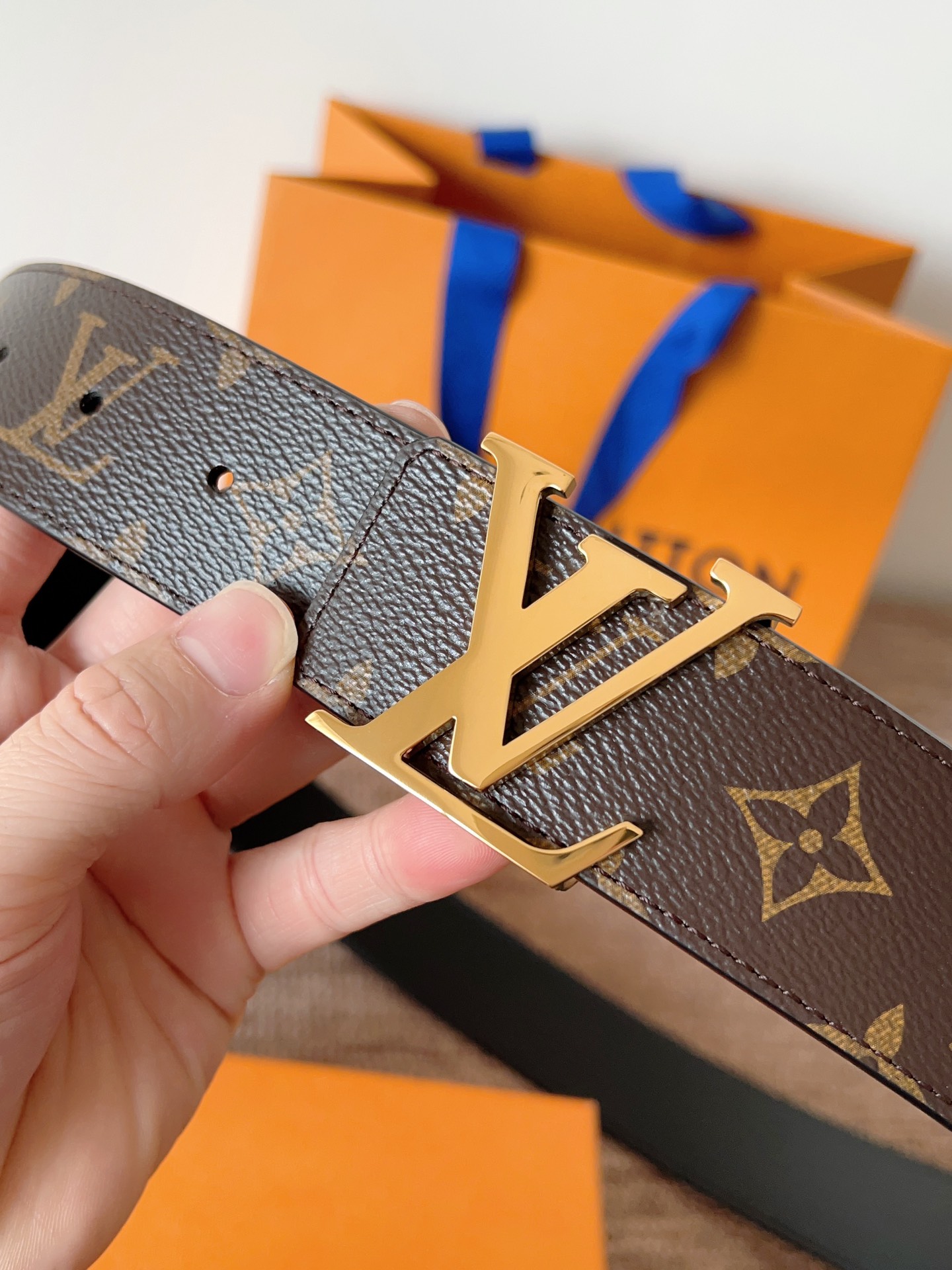 lv经典腰带配金属Logo，简约低调，但又时尚大气，不挑年龄，风格百搭。4.0