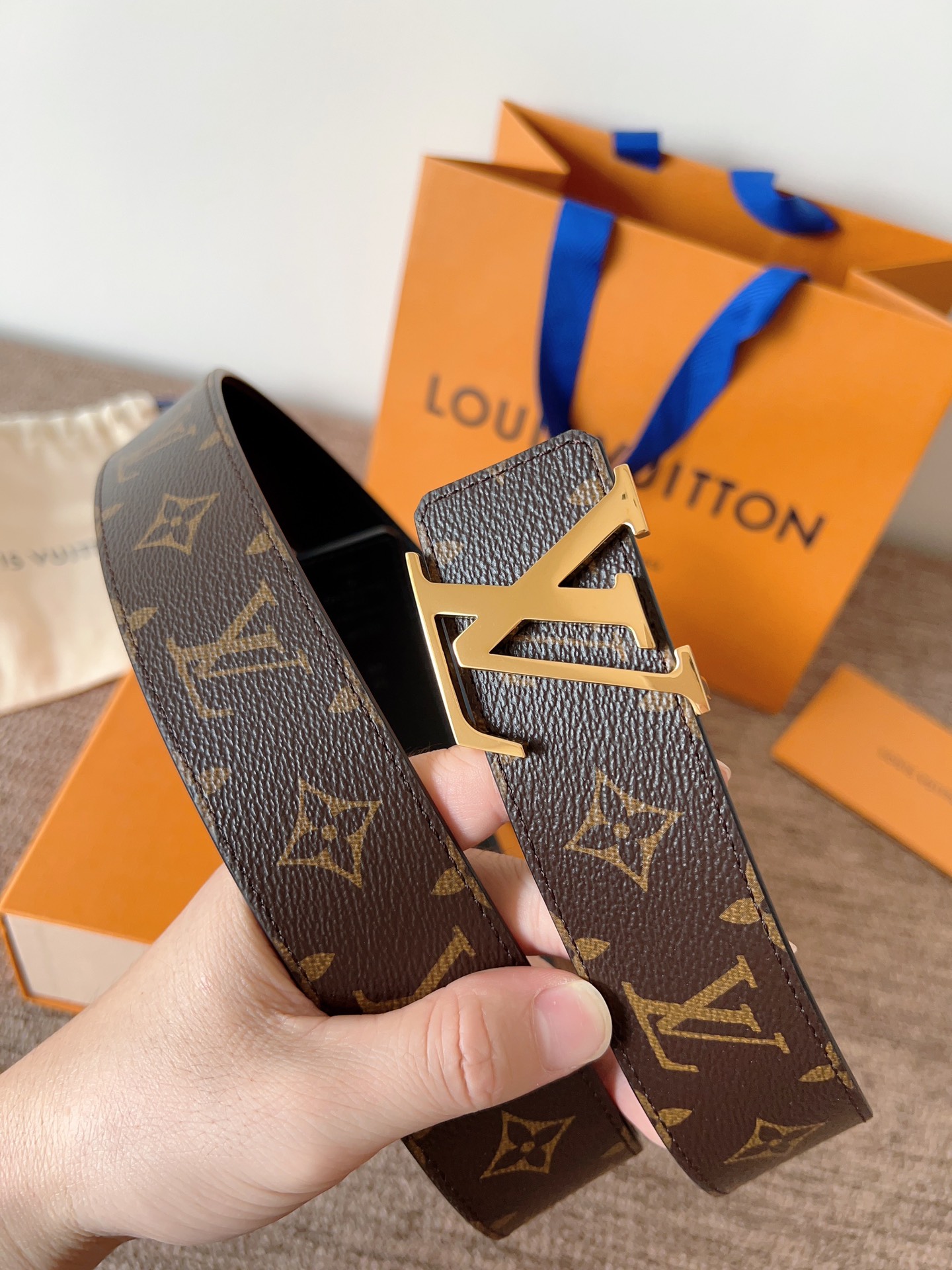 lv经典腰带配金属Logo，简约低调，但又时尚大气，不挑年龄，风格百搭。4.0