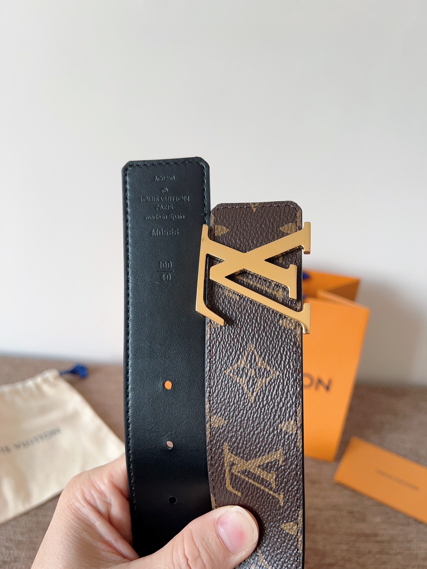 lv经典腰带配金属Logo，简约低调，但又时尚大气，不挑年龄，风格百搭。4.0