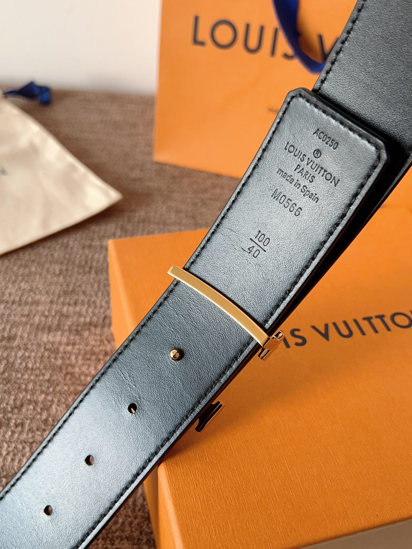 lv经典腰带配金属Logo，简约低调，但又时尚大气，不挑年龄，风格百搭。4.0