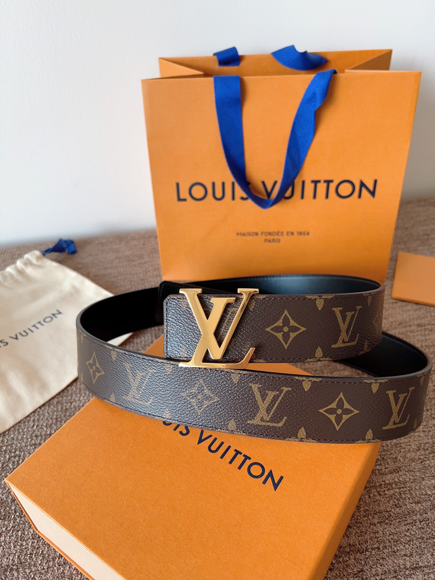 lv经典腰带配金属Logo，简约低调，但又时尚大气，不挑年龄，风格百搭。4.0