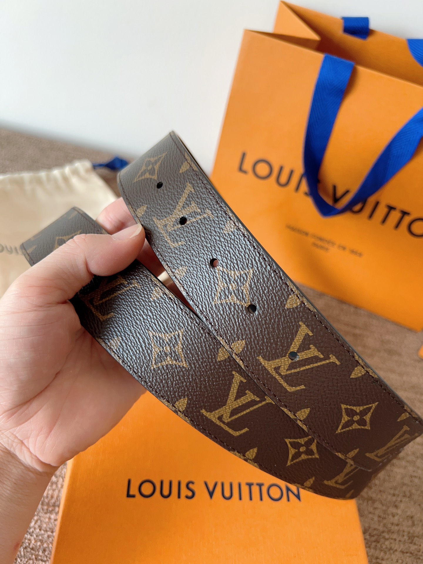 lv经典腰带配金属Logo，简约低调，但又时尚大气，不挑年龄，风格百搭。4.0