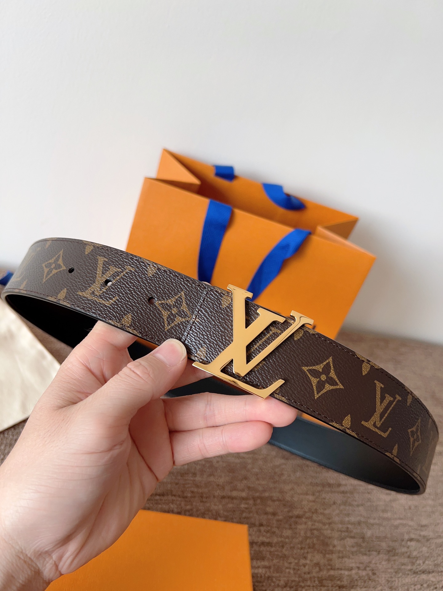 lv经典腰带配金属Logo，简约低调，但又时尚大气，不挑年龄，风格百搭。4.0