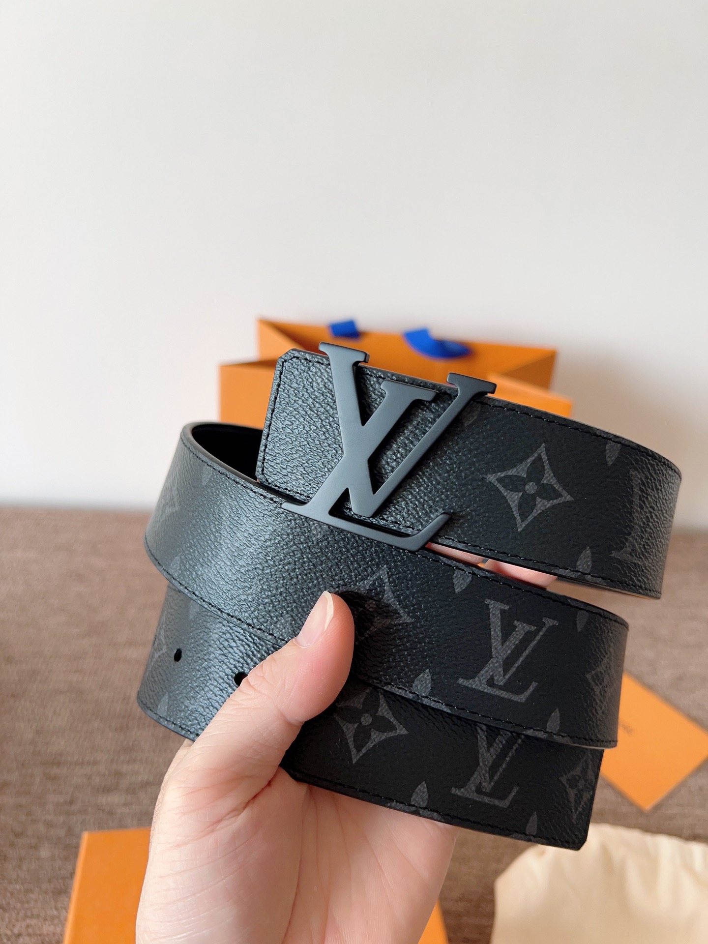 lv经典腰带配金属Logo，简约低调，但又时尚大气，不挑年龄，风格百搭。4.0