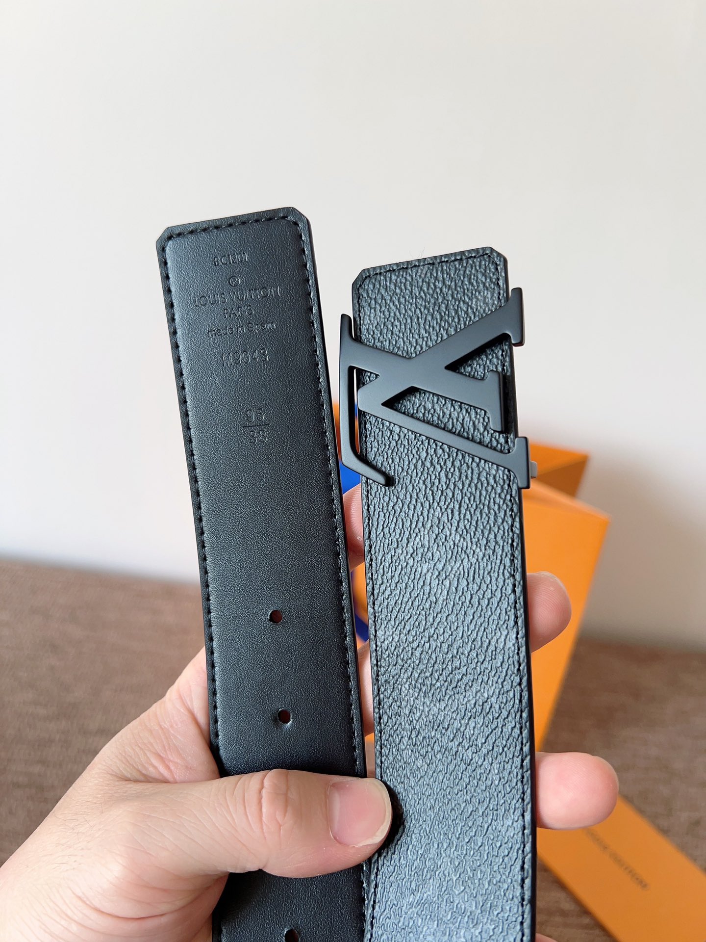 lv经典腰带配金属Logo，简约低调，但又时尚大气，不挑年龄，风格百搭。4.0