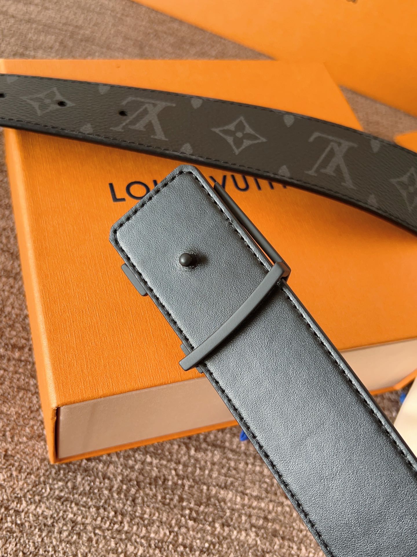 lv经典腰带配金属Logo，简约低调，但又时尚大气，不挑年龄，风格百搭。4.0