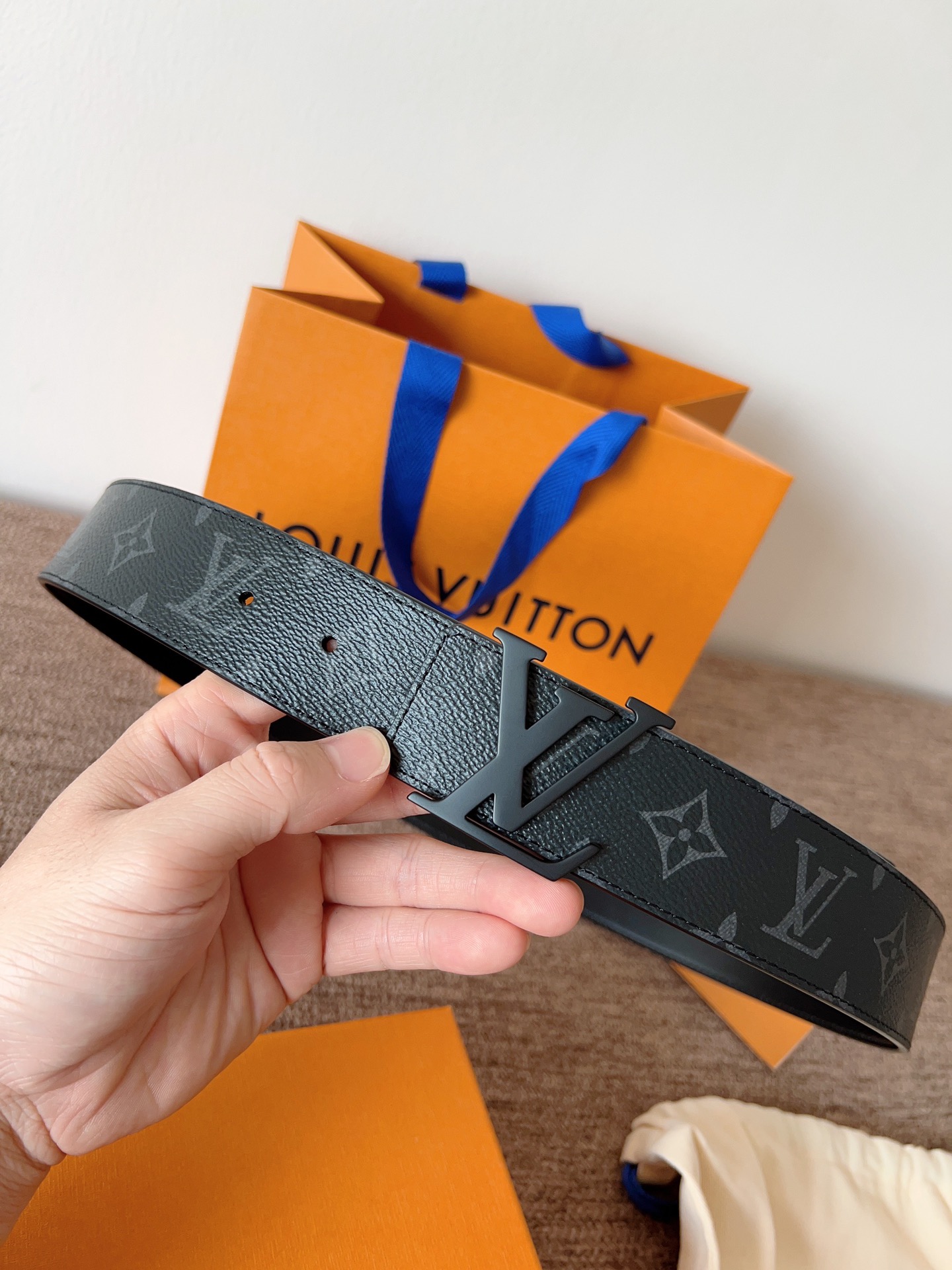 lv经典腰带配金属Logo，简约低调，但又时尚大气，不挑年龄，风格百搭。4.0