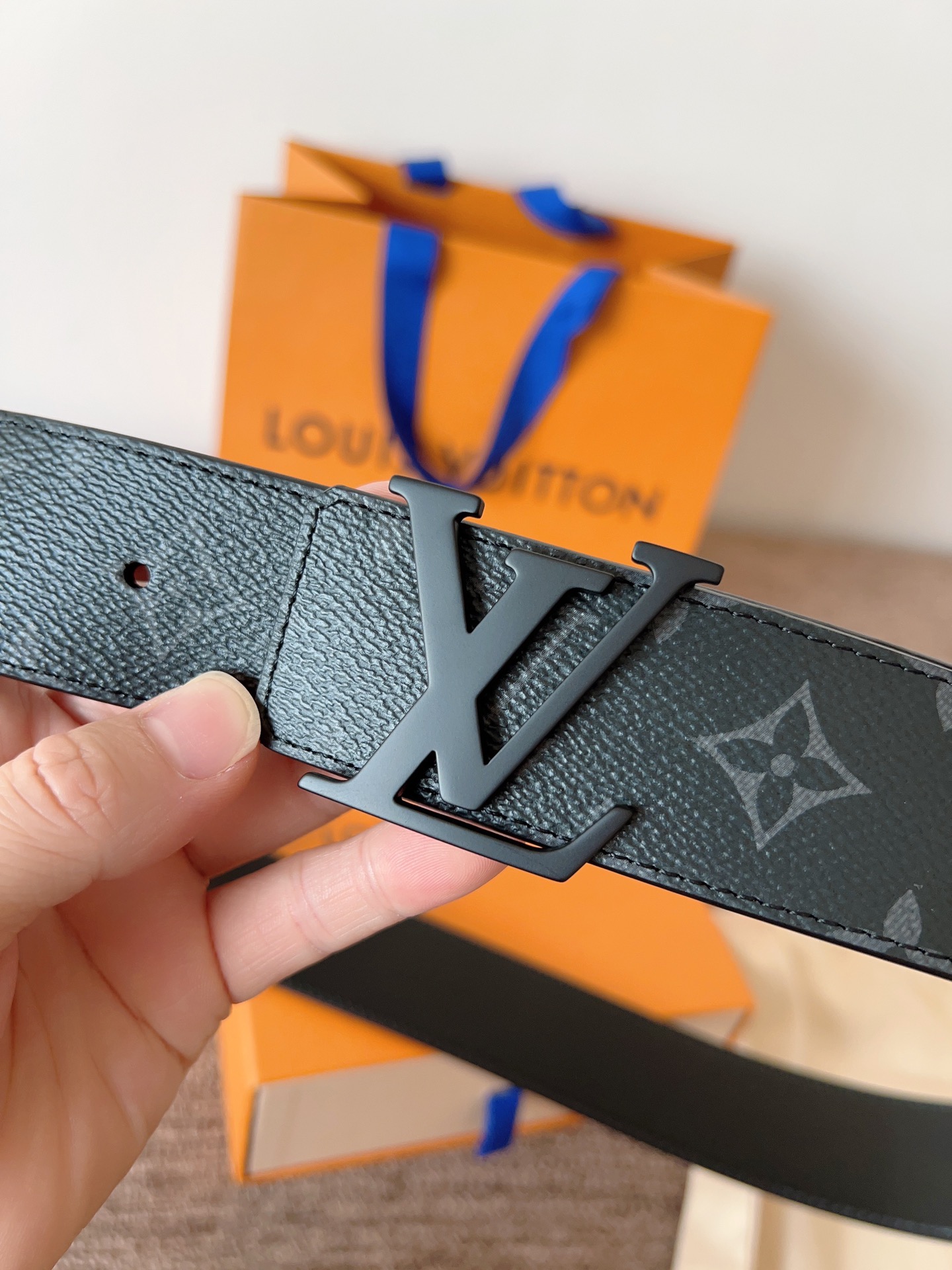 lv经典腰带配金属Logo，简约低调，但又时尚大气，不挑年龄，风格百搭。4.0