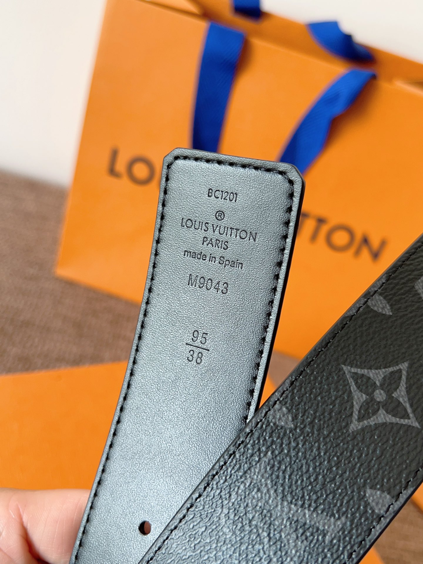 lv经典腰带配金属Logo，简约低调，但又时尚大气，不挑年龄，风格百搭。4.0