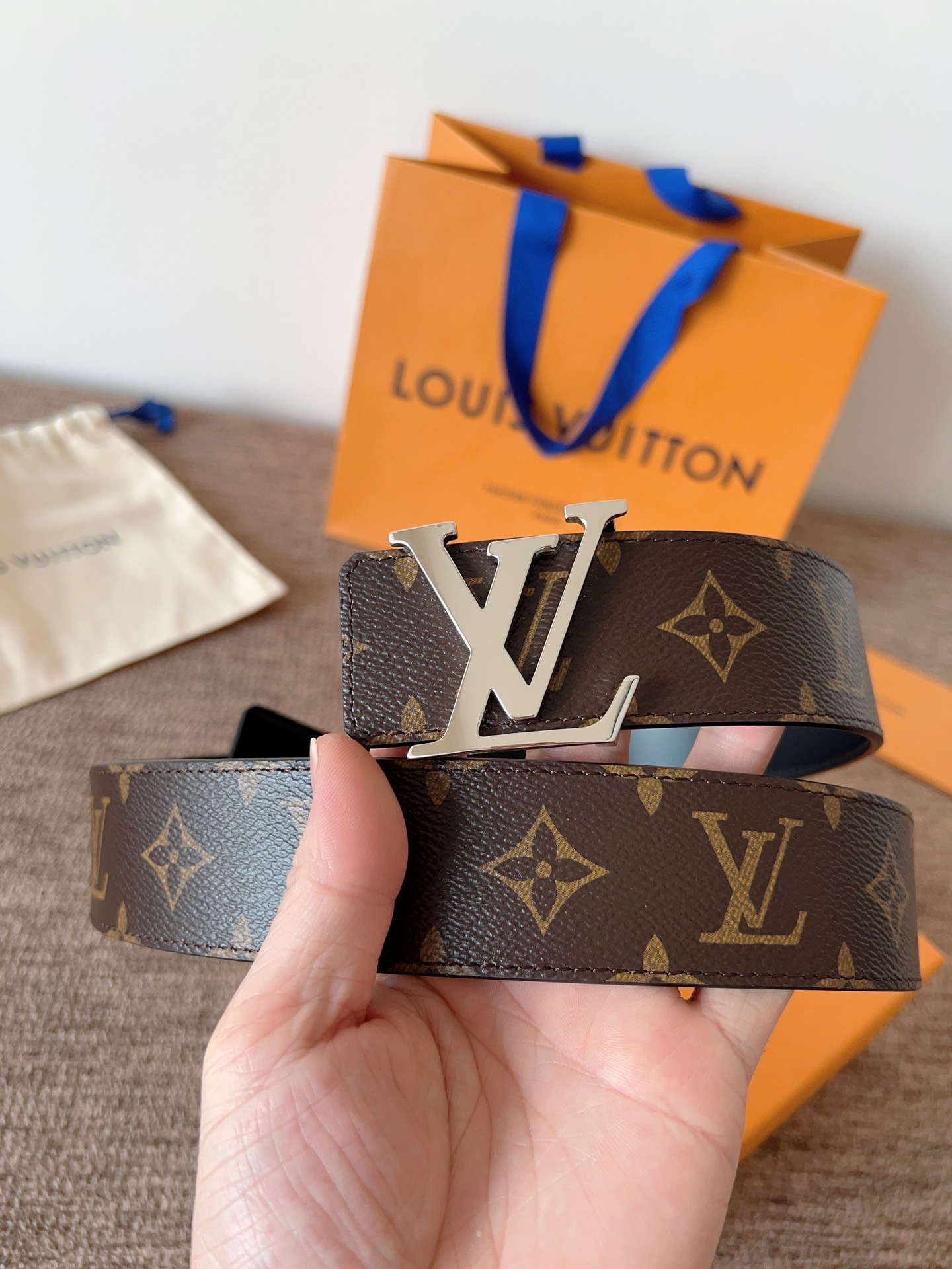 lv经典腰带配金属Logo，简约低调，但又时尚大气，不挑年龄，风格百搭。4.0